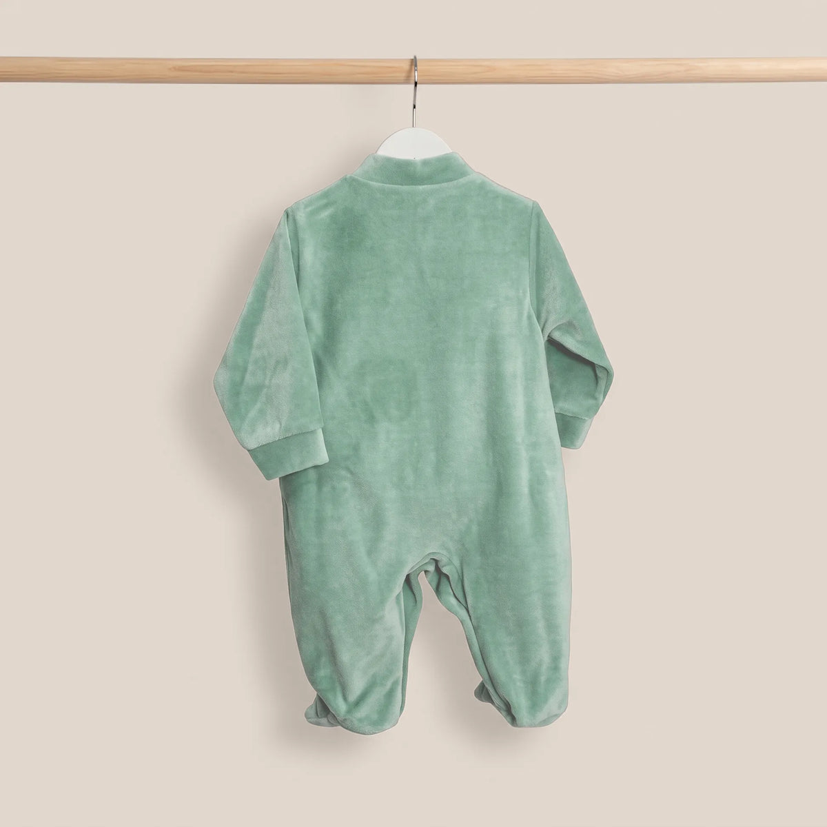 Babygrow aveludado com renda e lacinho na frente verde