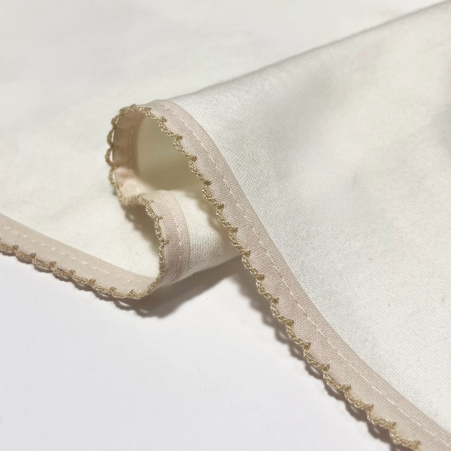 Detalle de paño para eructar con motivo de conejos de punto y lazito perla