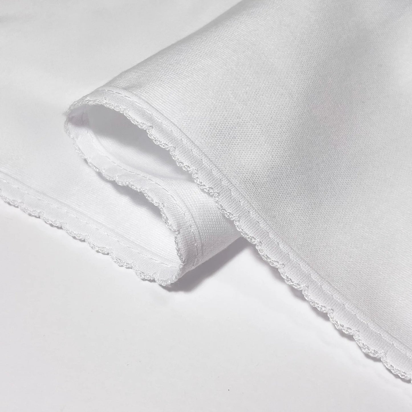 Detalle de paño para eructar con motivo de ositos con lunares blanco