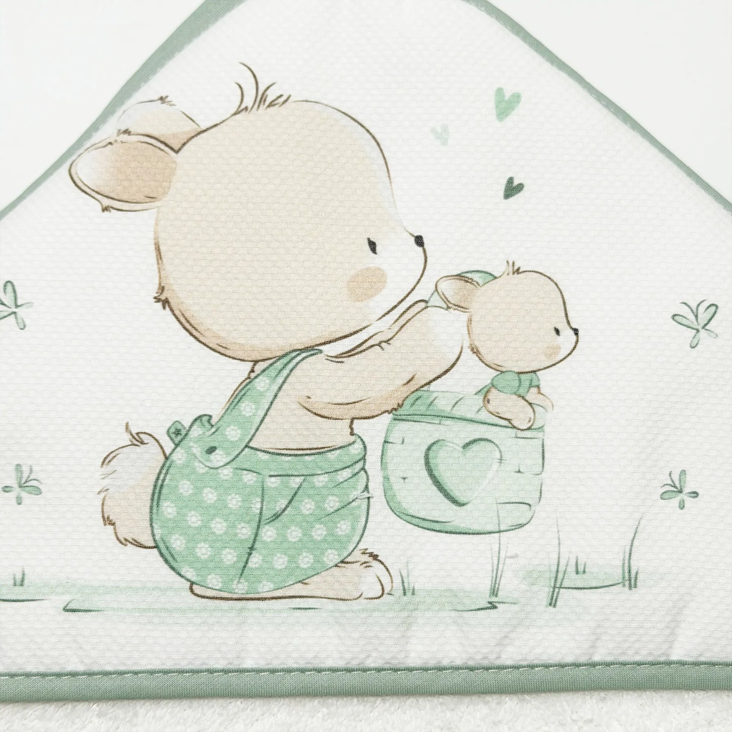 Detalle de toalla con motivo de conejito en la cesta verde