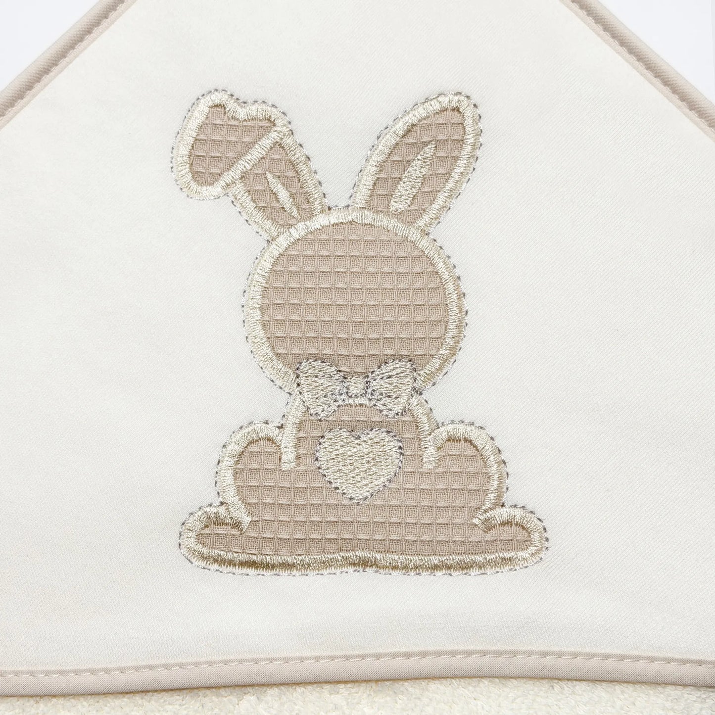 Detalle de toalla con motivo de conejo waffle perla