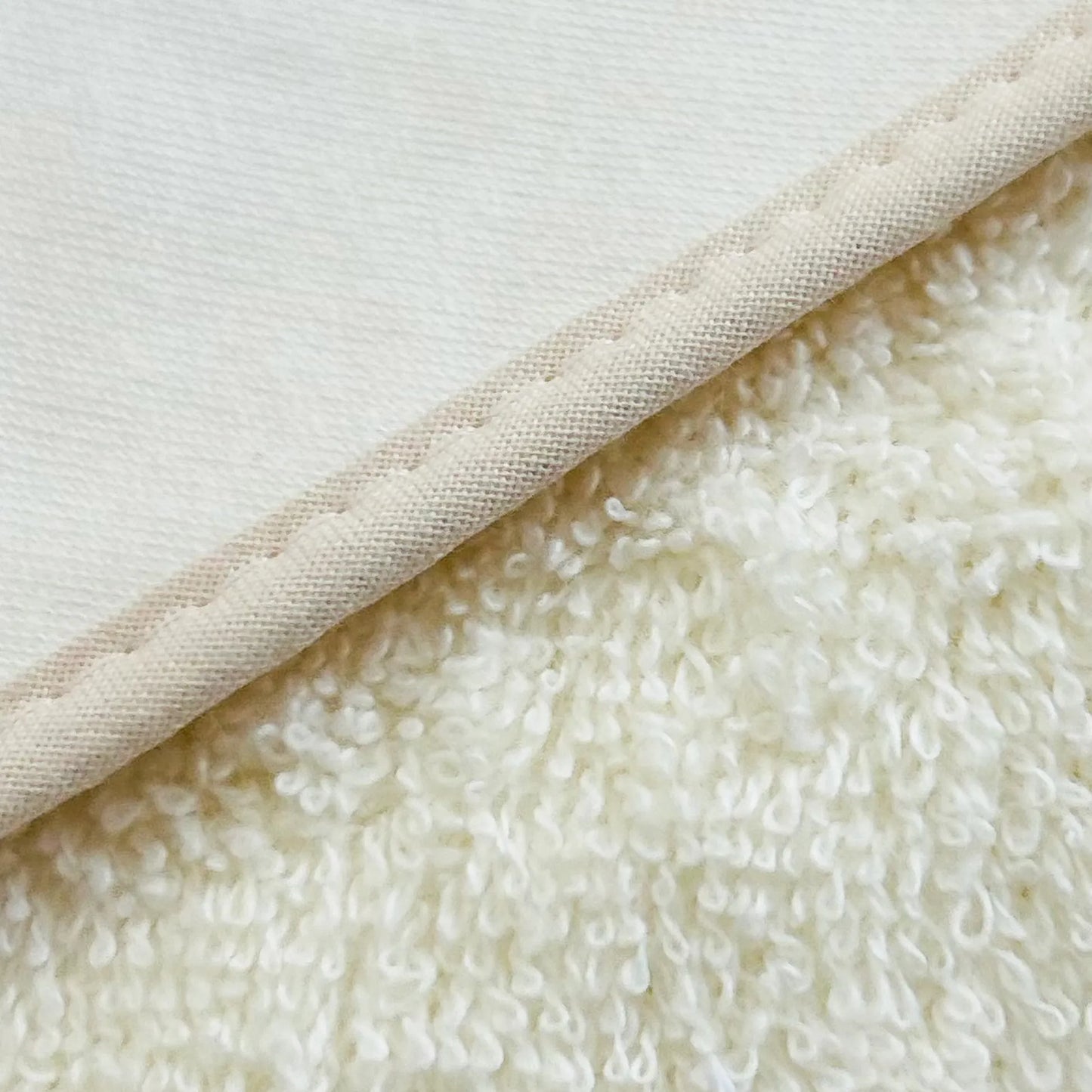 Detalle de toalla con motivo de conejos de punto y lazo perla