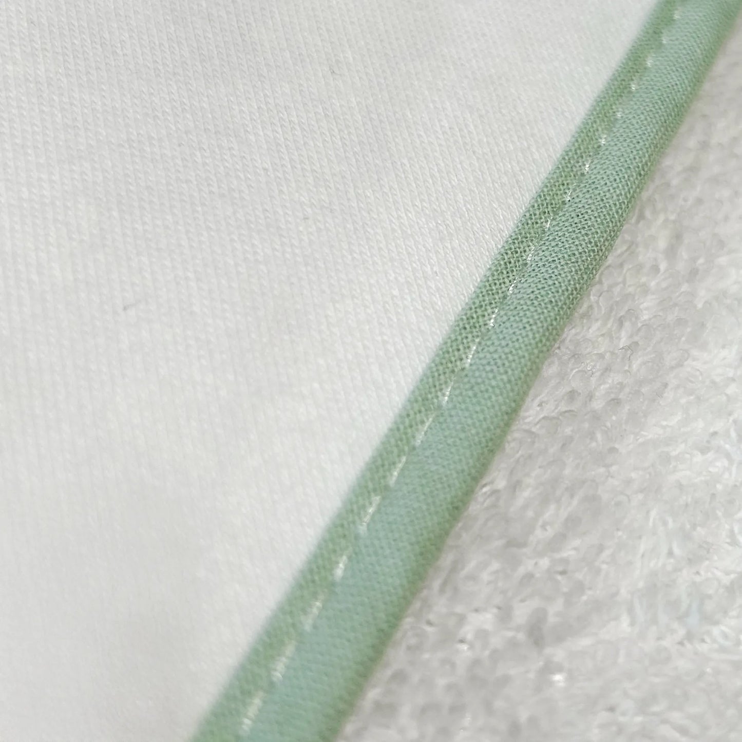 Detalle de toalla con motivo de ositos de punto y lazo verde