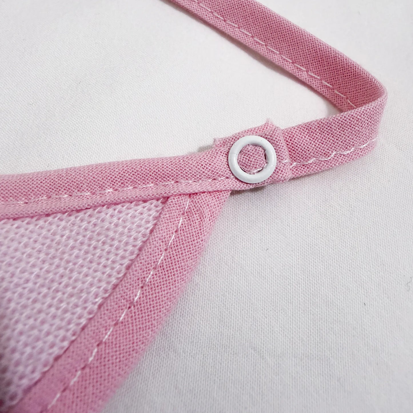 Detalle de babero liso con lacito rosa