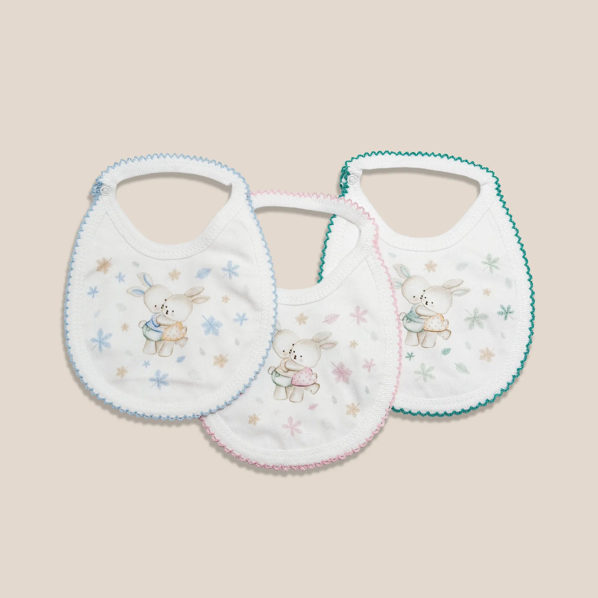 Baberos con motivo de conejitos abrazados azul, rosa y verde