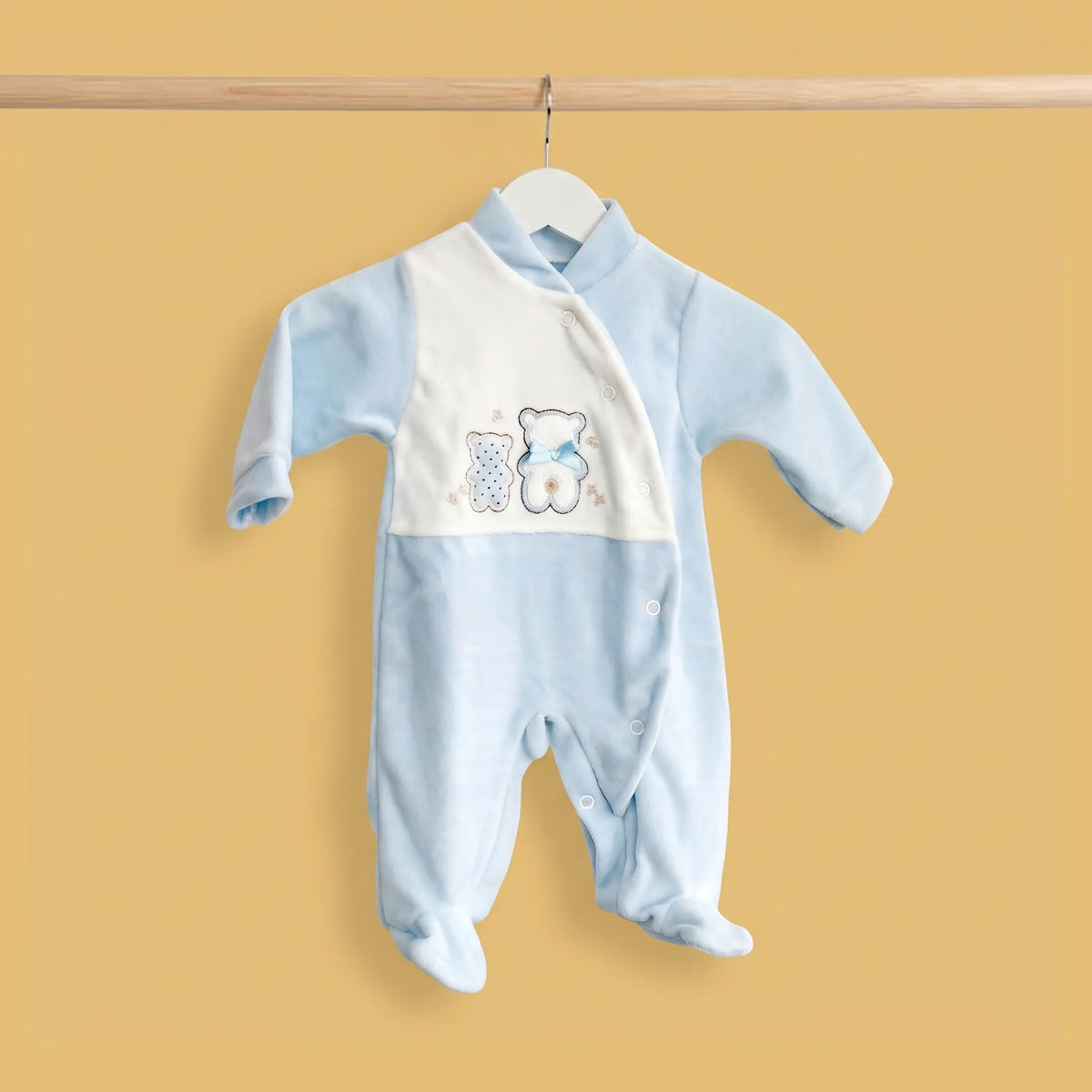 Babygrow aveludado com motivo dois ursinhos com pintas e lacinho azul