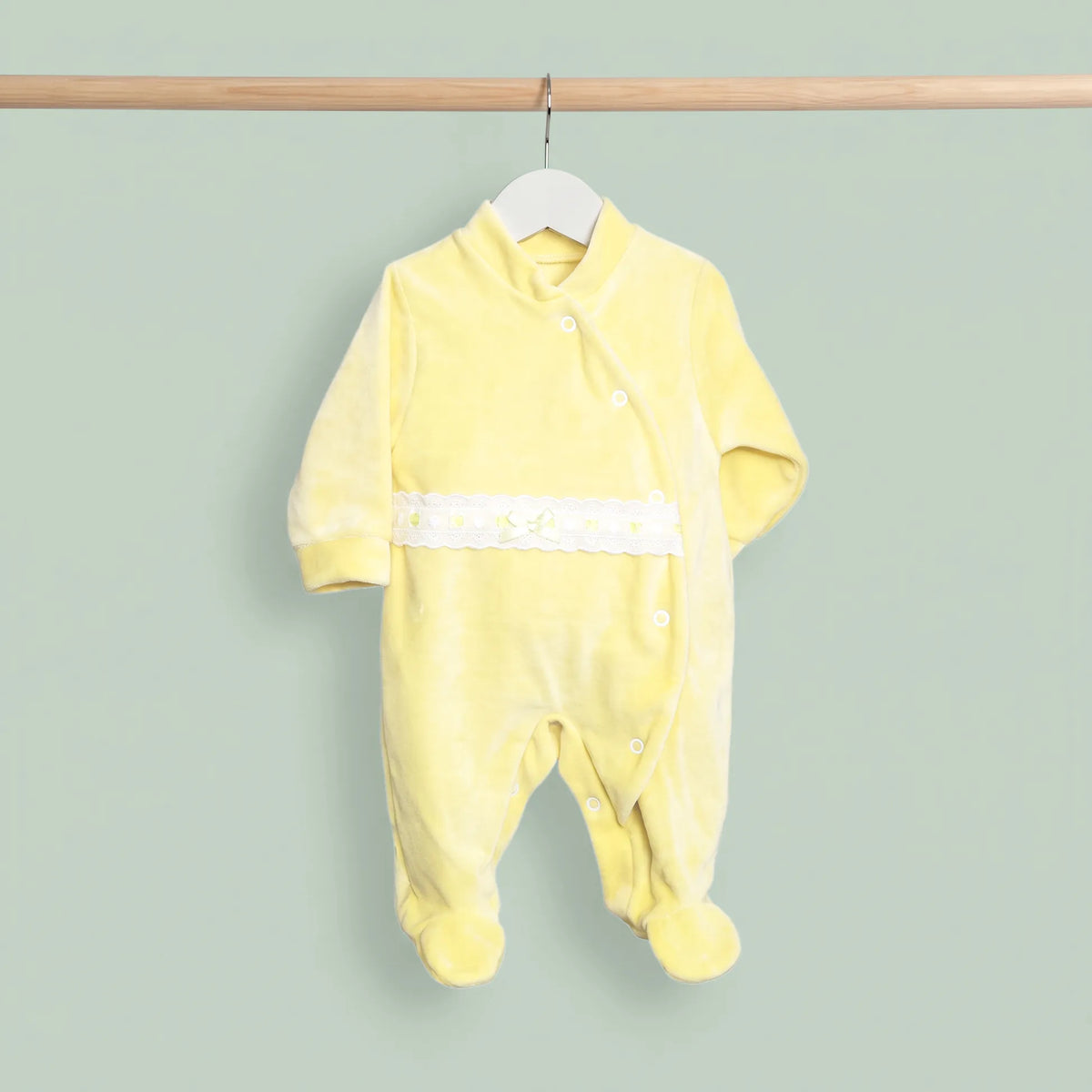 Babygrow aveludado com renda e lacinho na frente amarelo