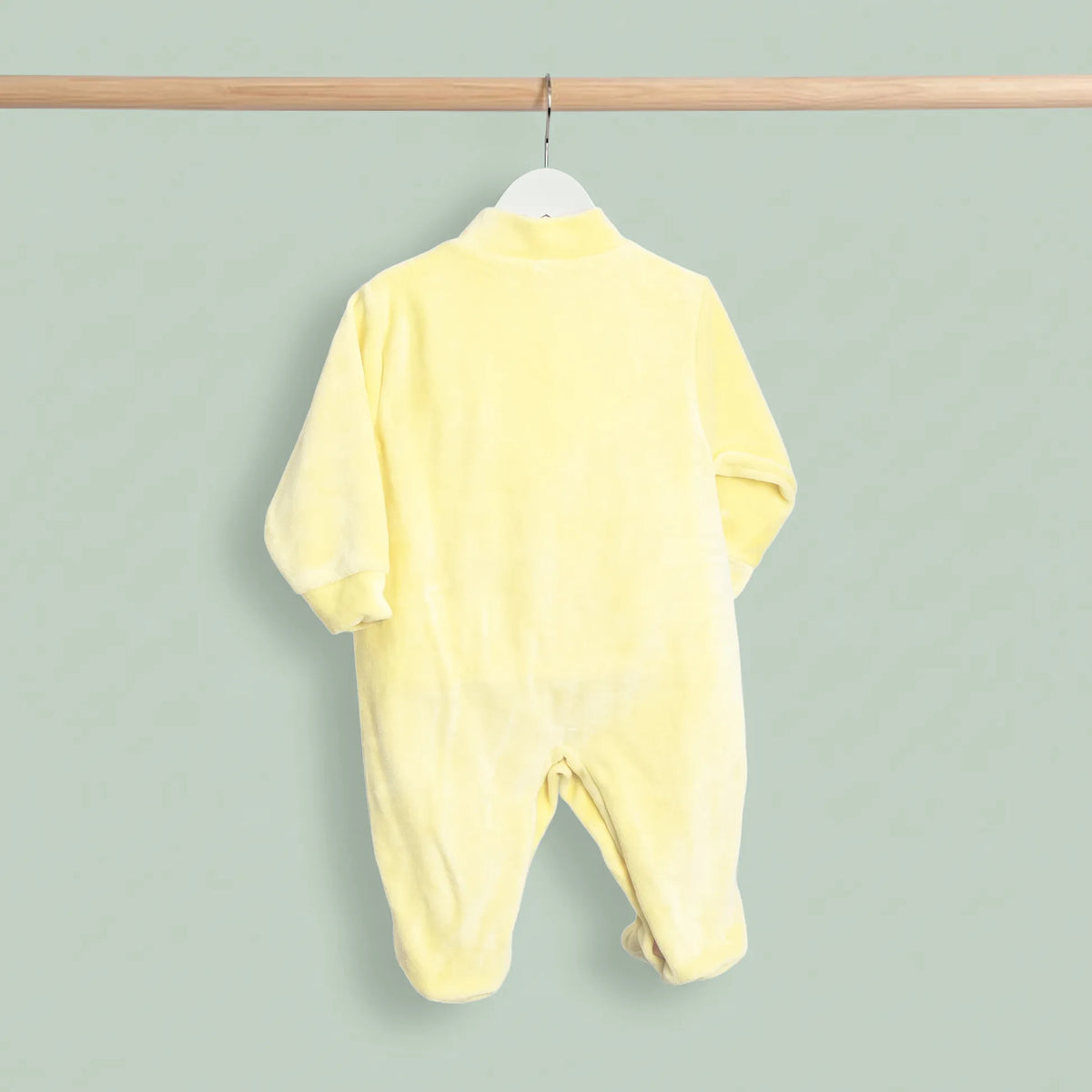 Babygrow aveludado com renda e lacinho na frente amarelo