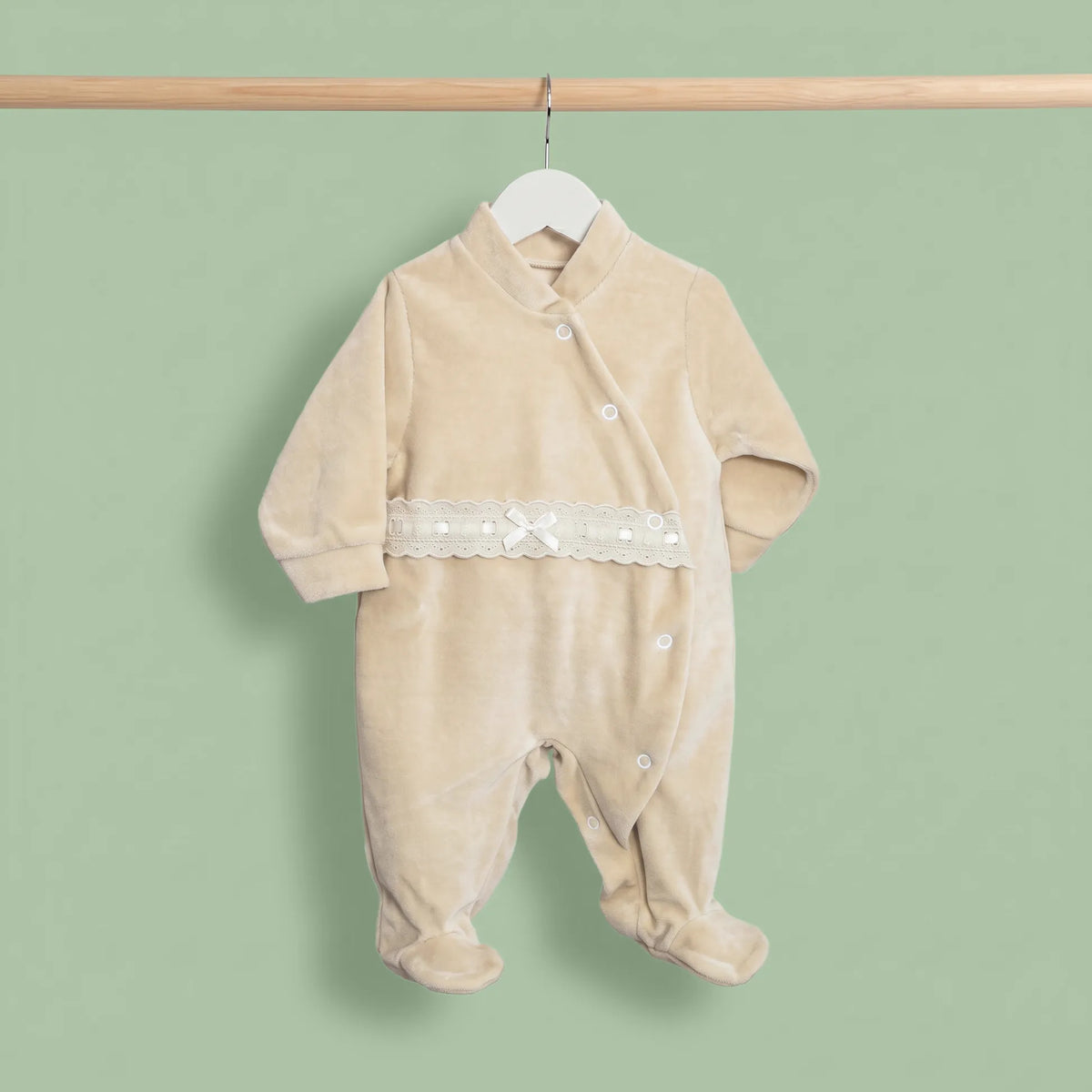 Babygrow aveludado com renda e lacinho na frente bege