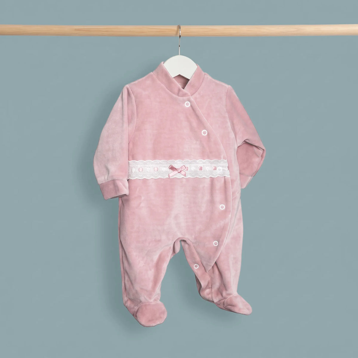 Babygrow aveludado com renda e lacinho na frente rosa