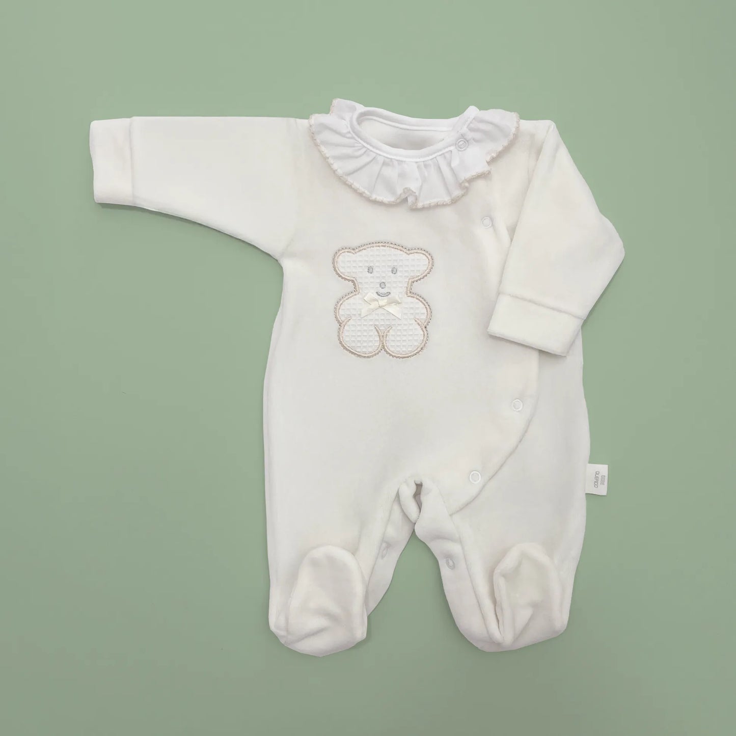 Pelele con cuello de volante y motivo de osito waffle perla