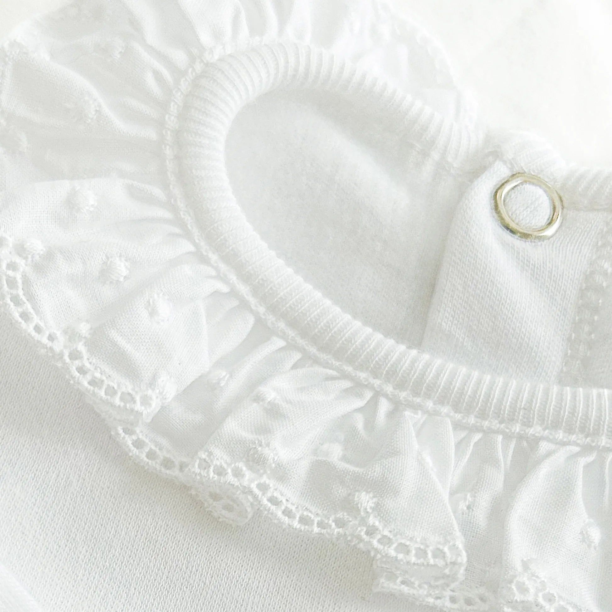 Detalle de body con cuello bordado de lunares perchado blanco+G167:G175