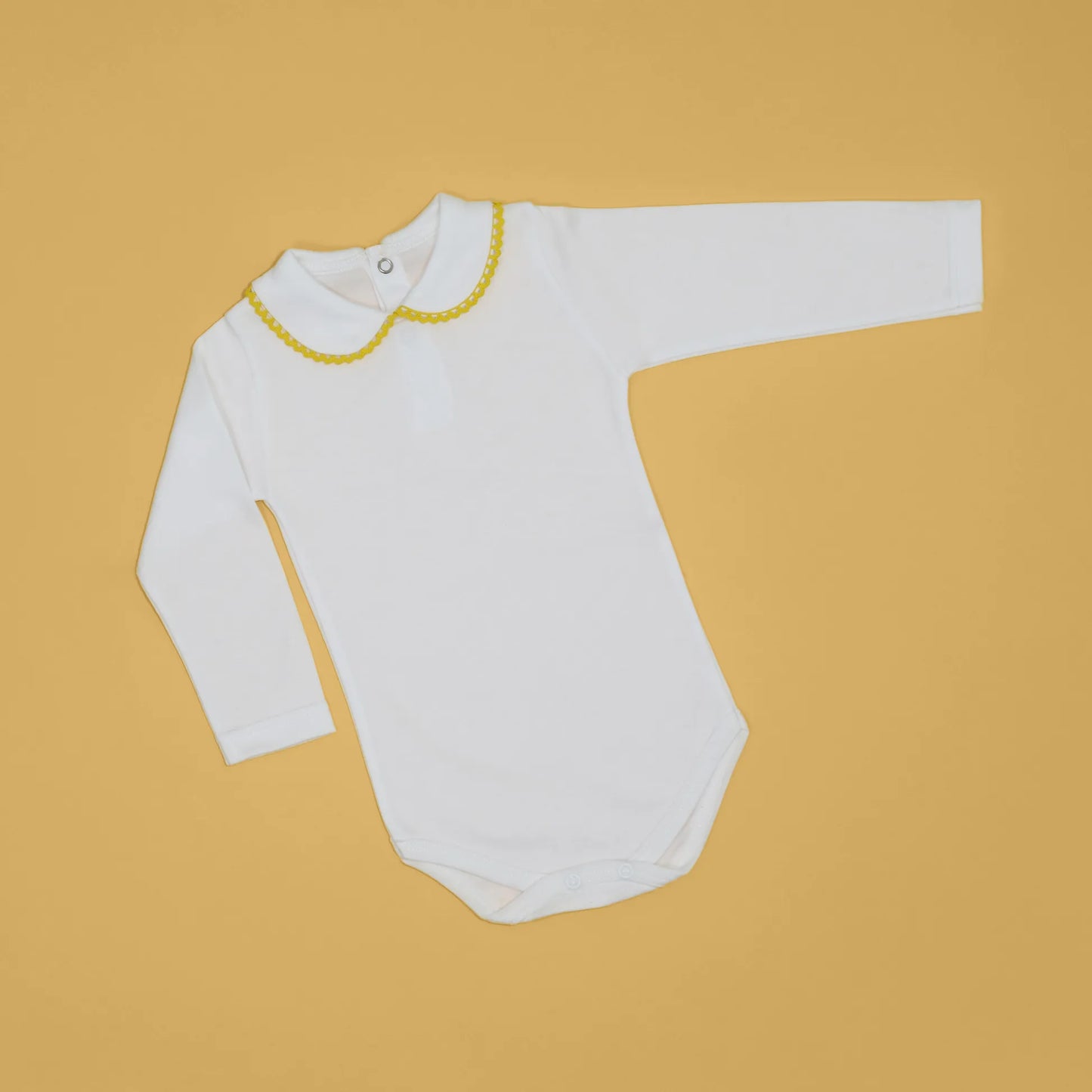 Body de manga larga perchado con aplicación bordada de color alrededor del cuello amarillo
