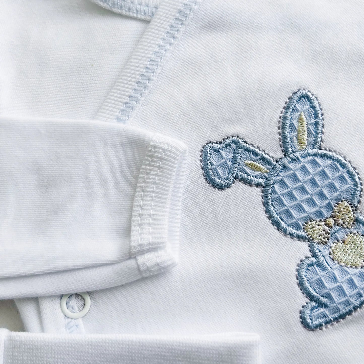 Detalle de body cruzado con leotardo con motivo de conejo waffle azul
