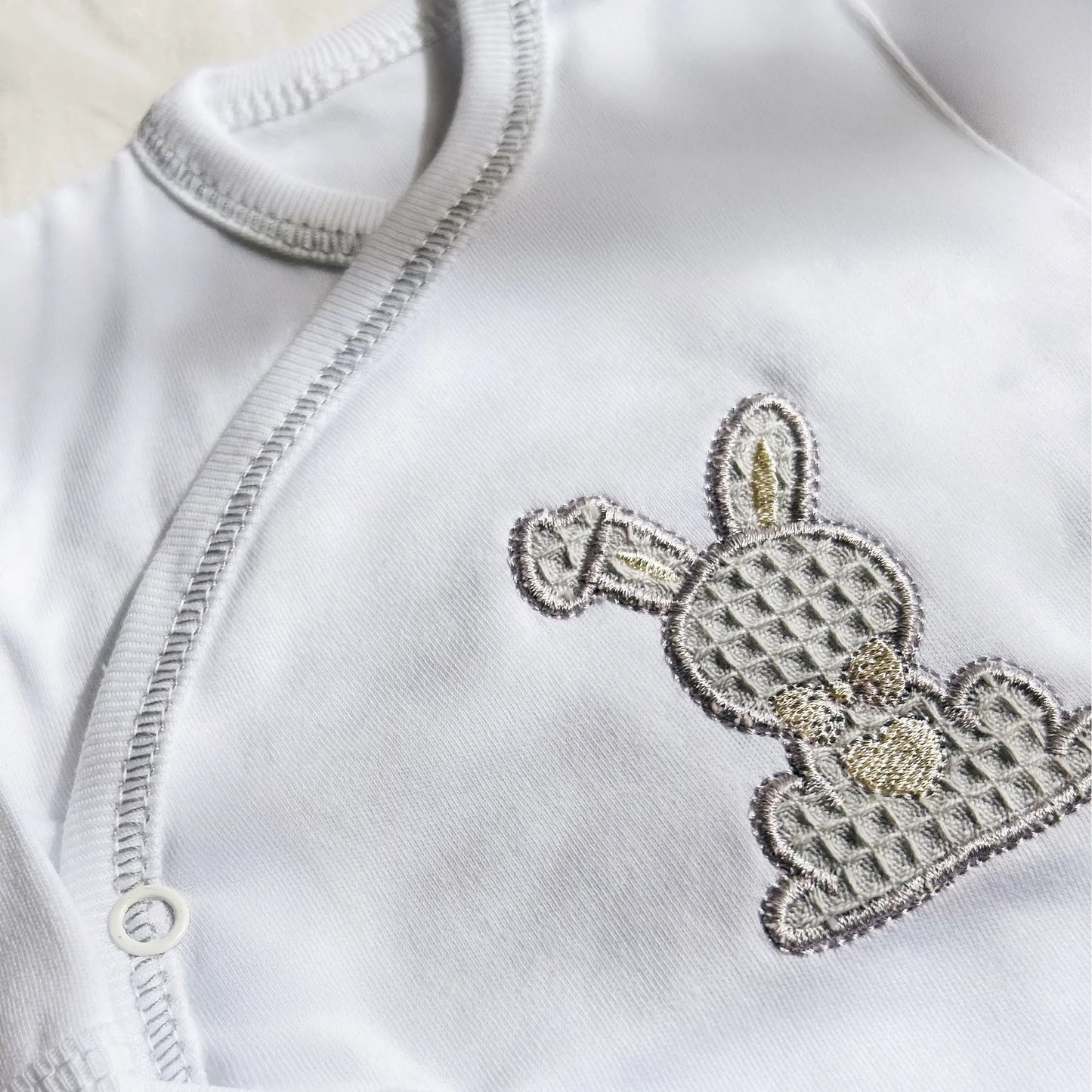 Detalle de body cruzado con leotardo con motivo de conejo waffle gris