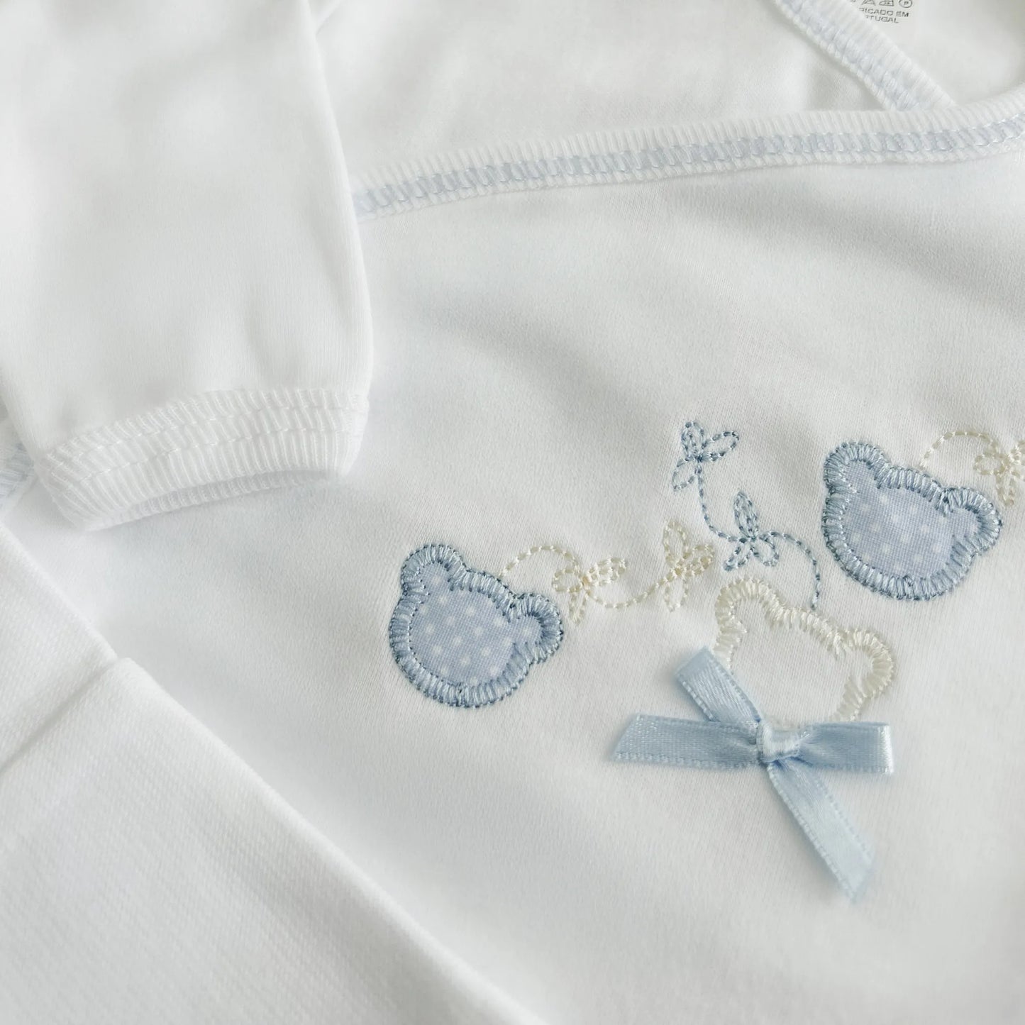 Detalle de body cruzado con leotardo con motivo de ositos con lunares azul