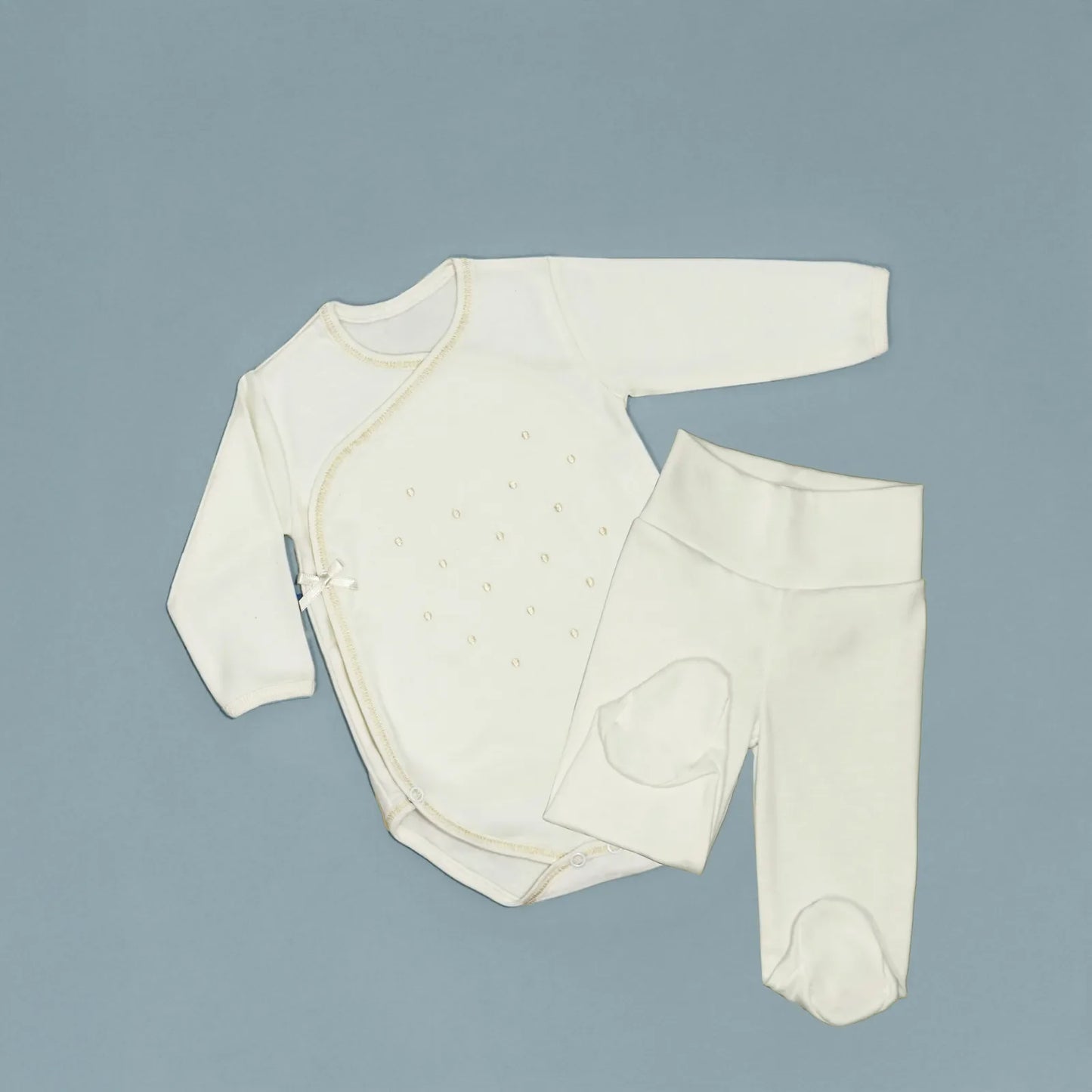 Body cruzado con pantalones com pies perla con bordado de lunares