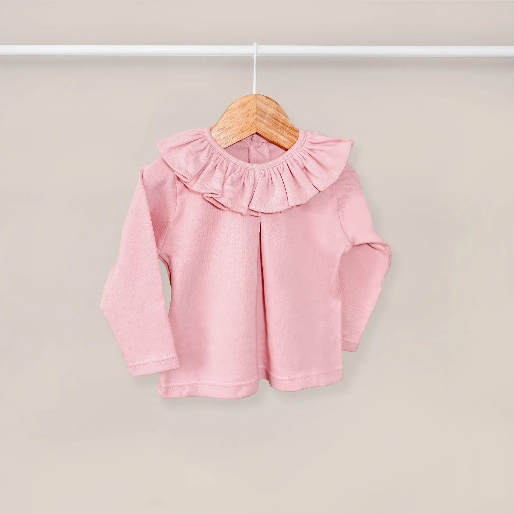 Camisa de niña con volante en el cuello y pliegue delantero rosa