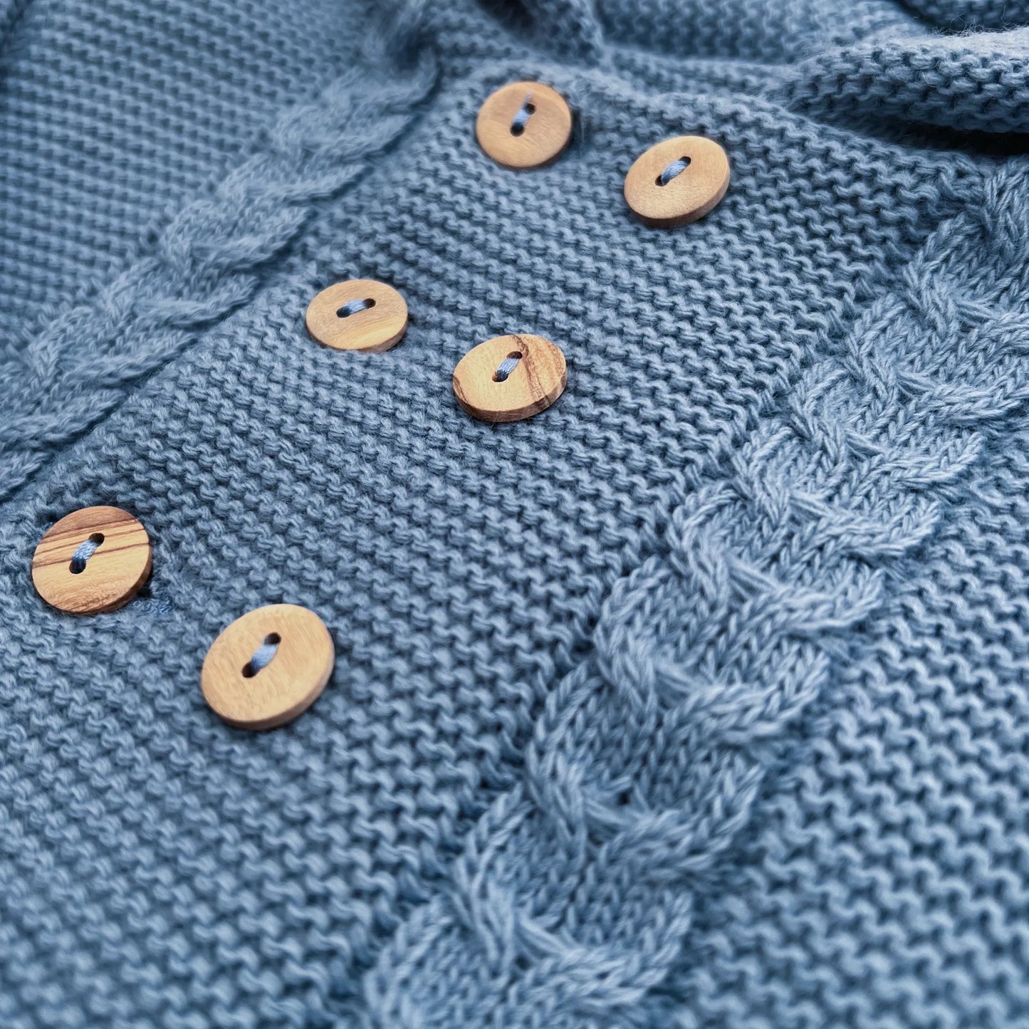 Detalles de chaqueta de punto con capucha y detalles trenzados en la parte delantera cobalto