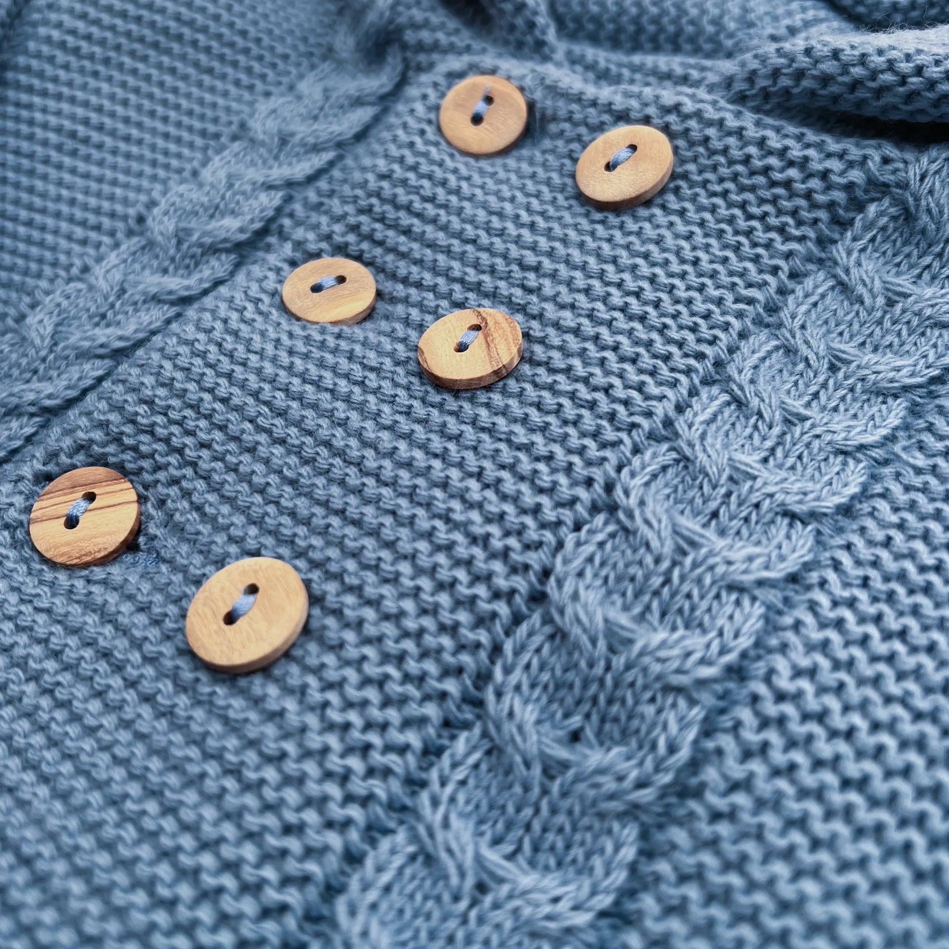 Detalles de chaqueta de punto con capucha y detalles trenzados en la parte delantera cobalto