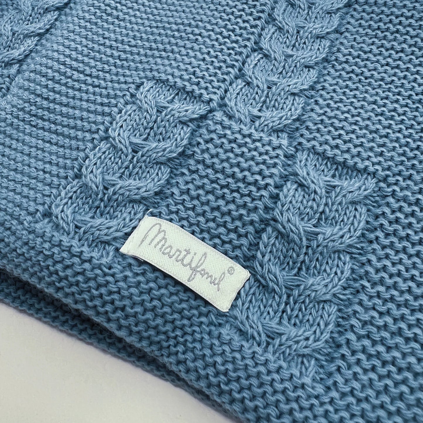 Detalles de chaqueta de punto con capucha y detalles trenzados en la parte delantera cobalto