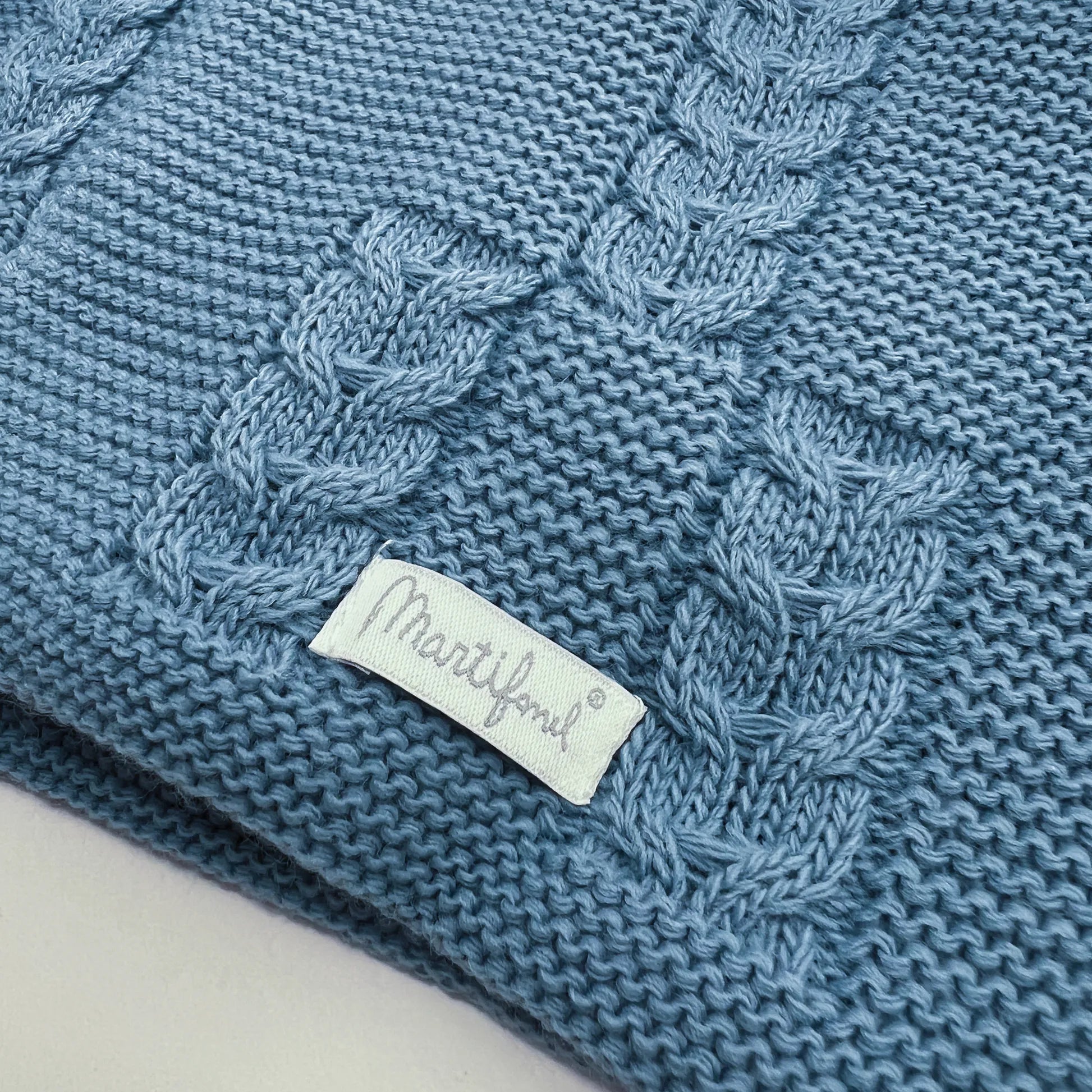 Detalles de chaqueta de punto con capucha y detalles trenzados en la parte delantera cobalto