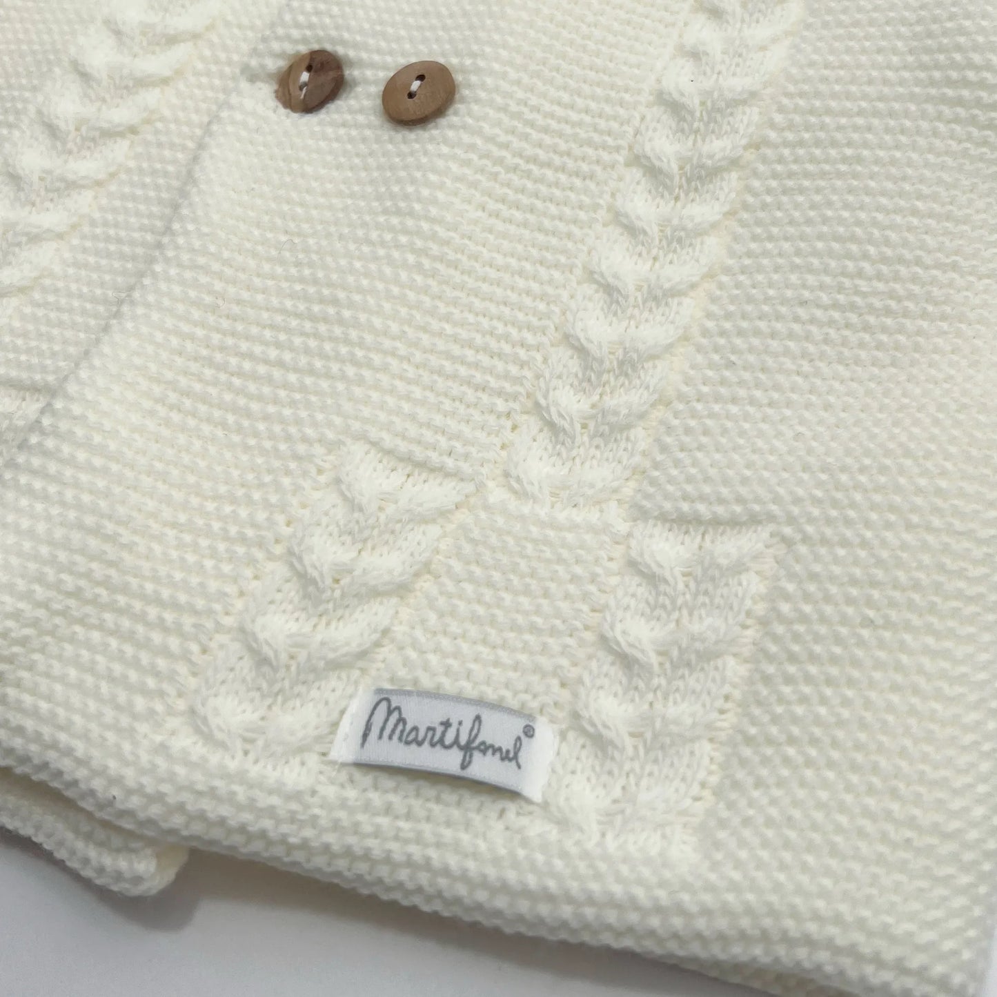Detalles de chaqueta de punto con capucha y detalles trenzados en la parte delantera perla