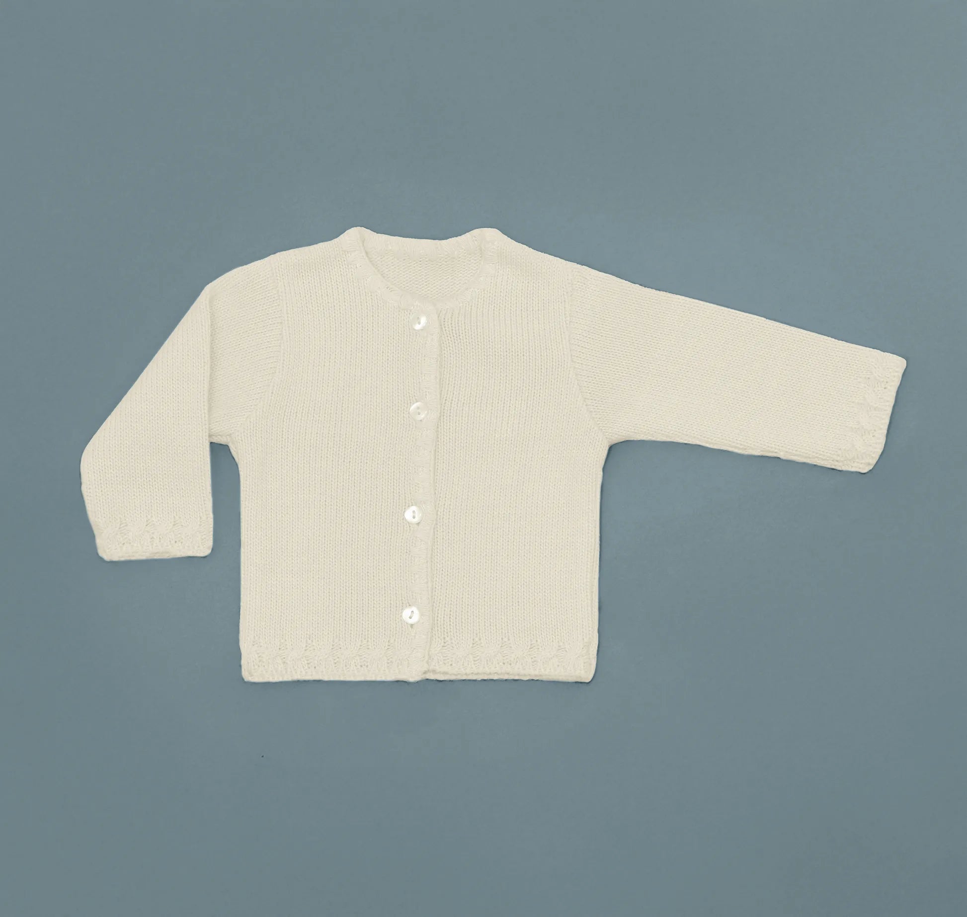 Chaqueta de punto con detalles trabajados en los bordes perla