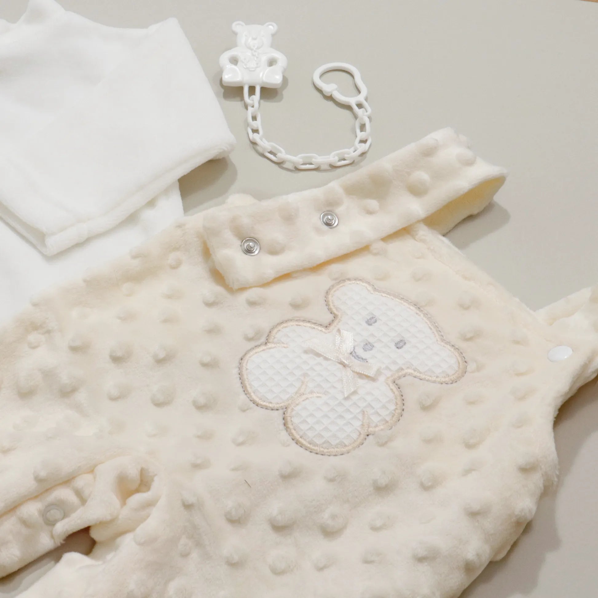 Detalle de conjunto de peto y camiseta perchada con motivo de osito waffle perla