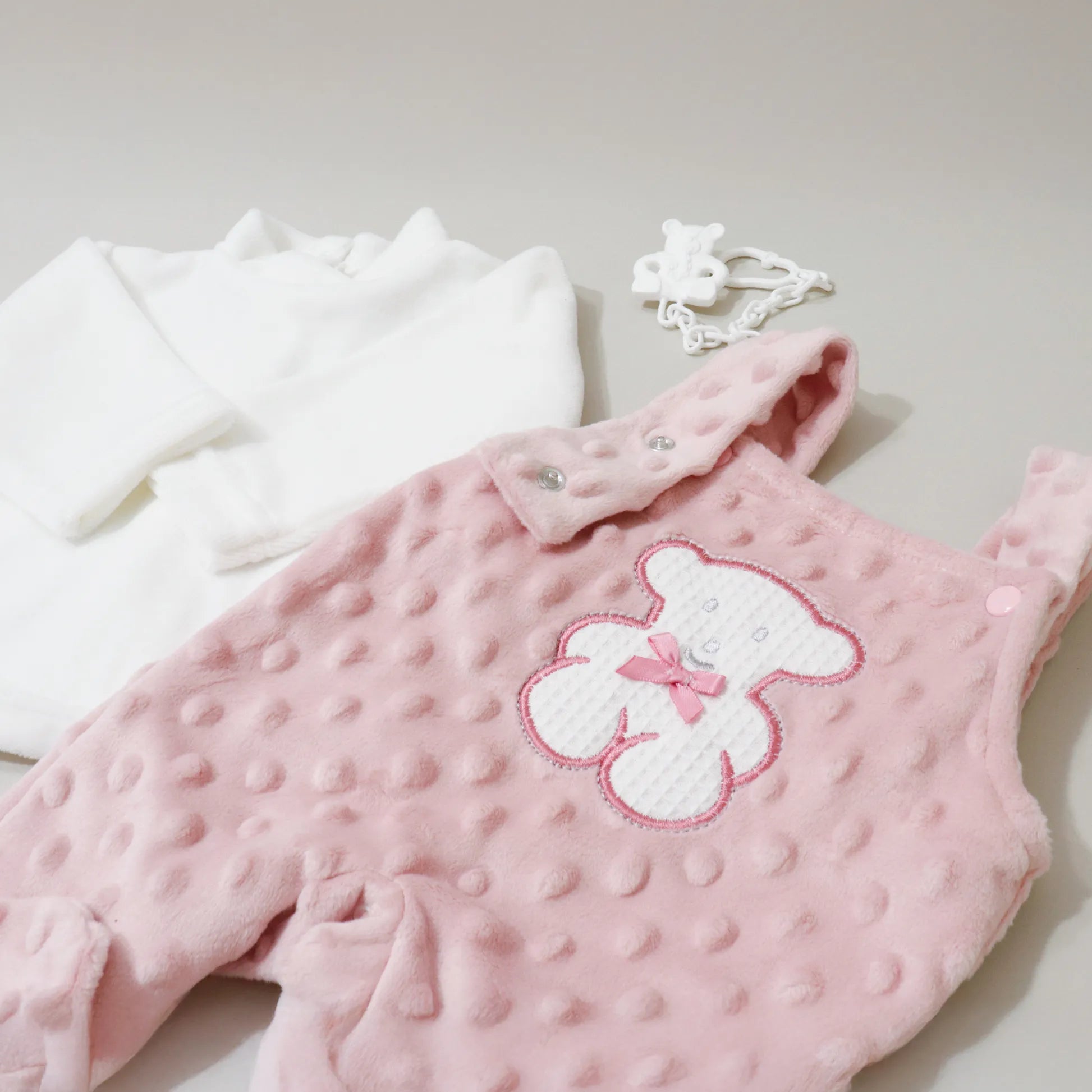 Detalle de conjunto de peto y camiseta perchada con motivo de osito waffle rosa