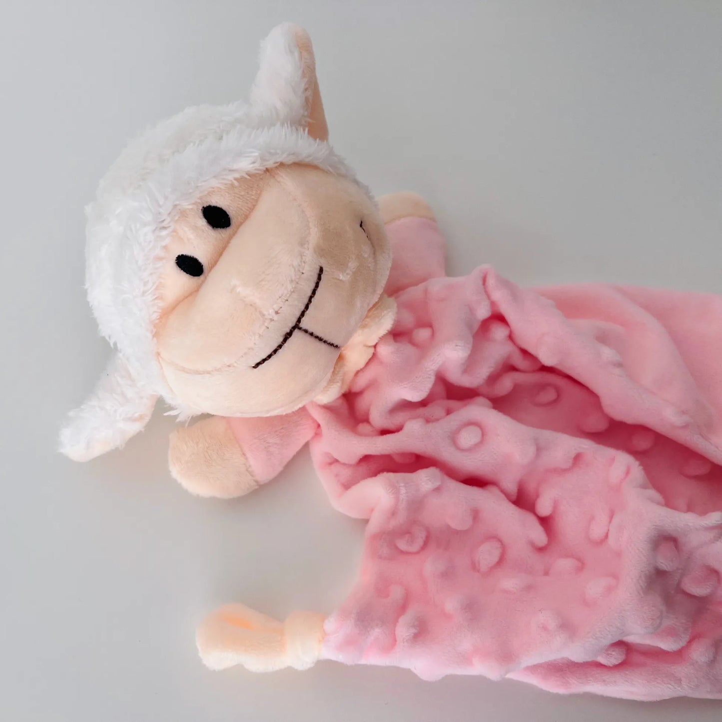 Doudou del conjunto de manta y doudou oveja con detalles en relieve rosa
