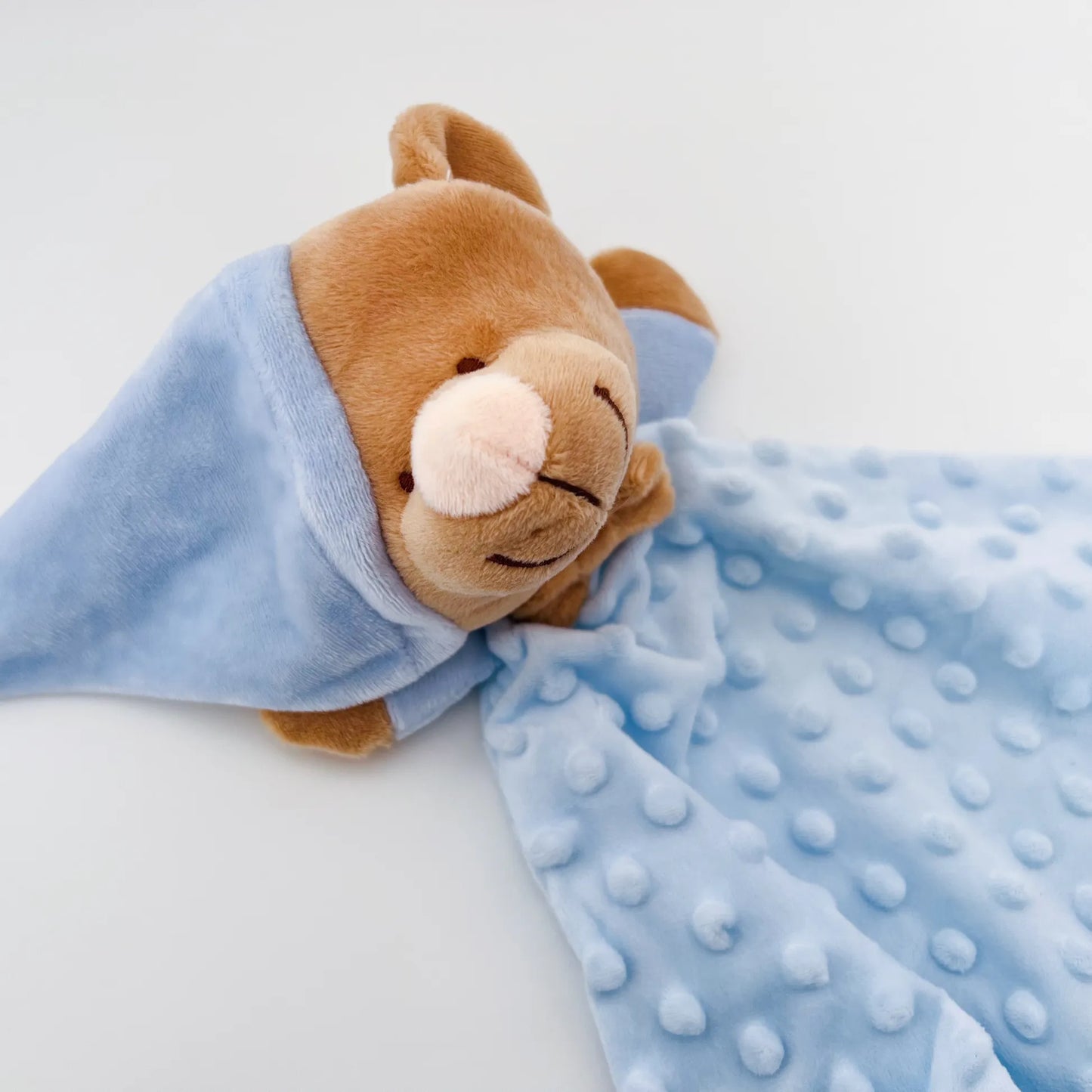 Doudou del conjunto de manta y doudou osito con detalles en relieve azul