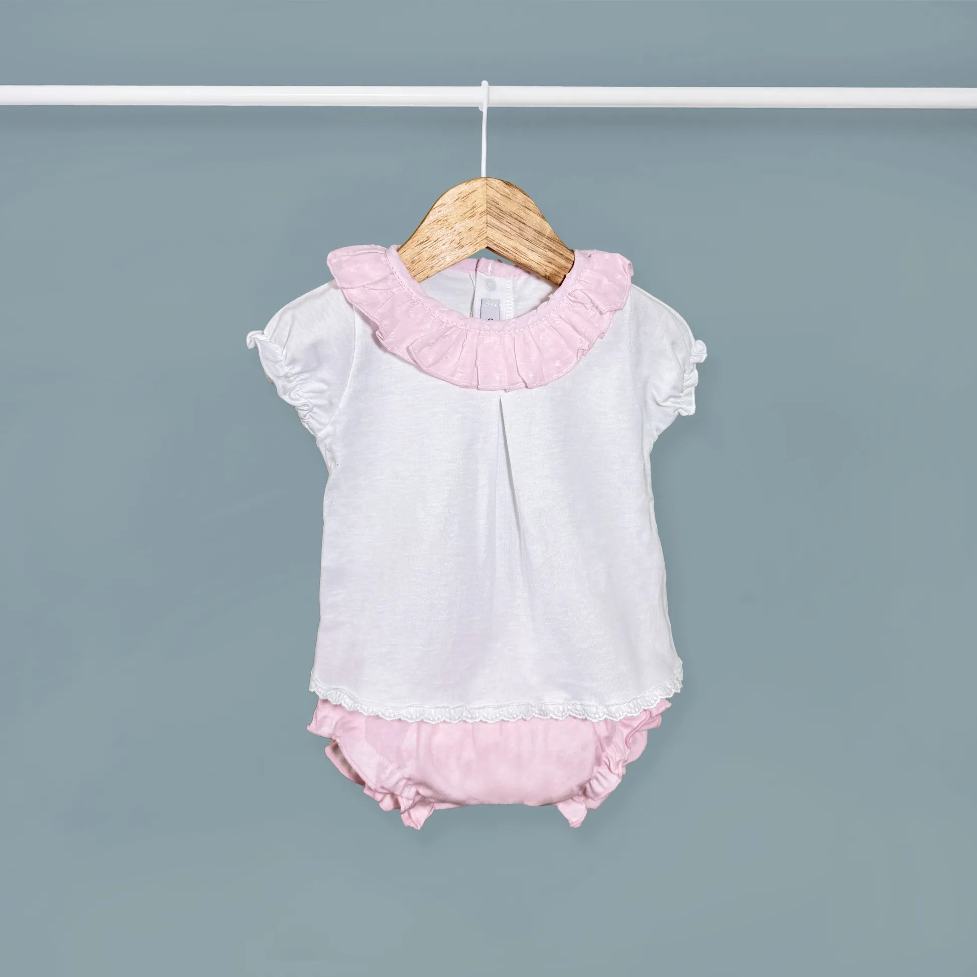 Conjunto de niña de blusa con volante en el cuello y cubrepañal rosa