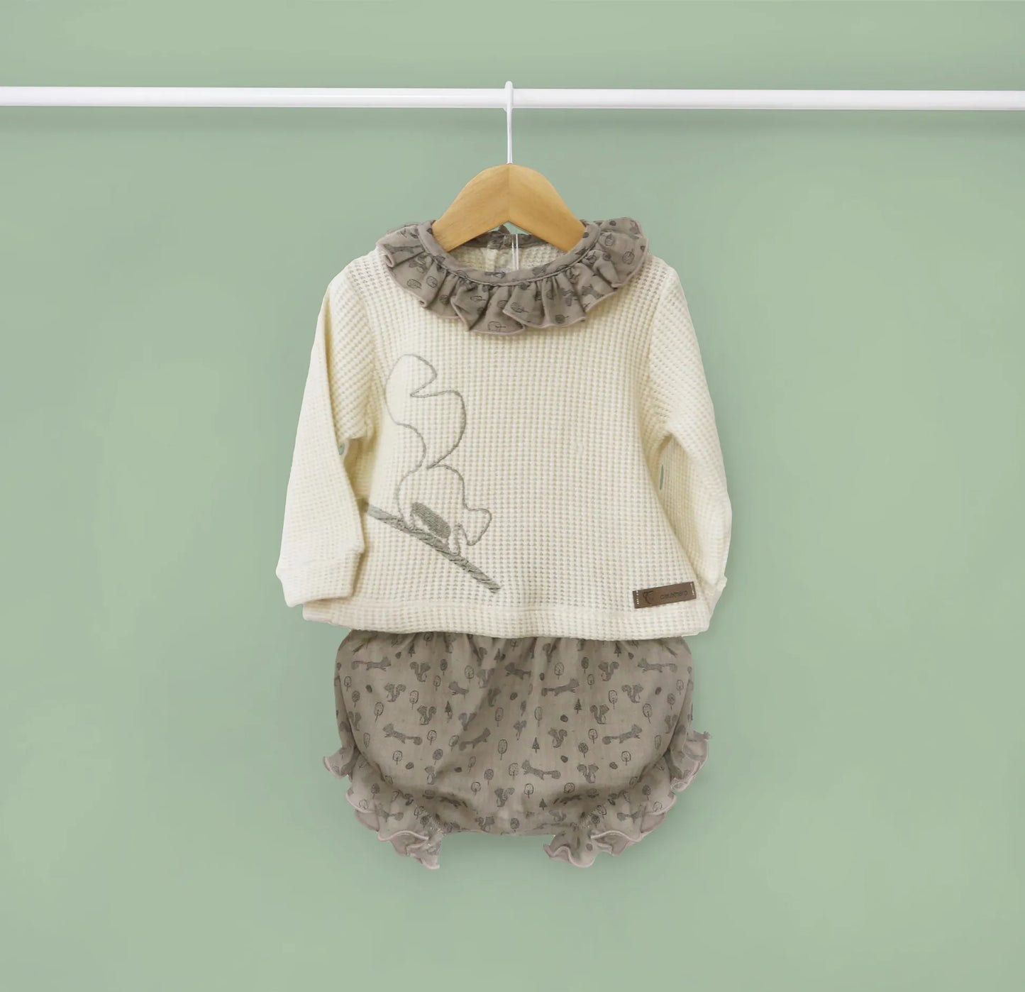 Conjunto de niña de camiseta color perla con volante en el cuello y cubrepañal gris