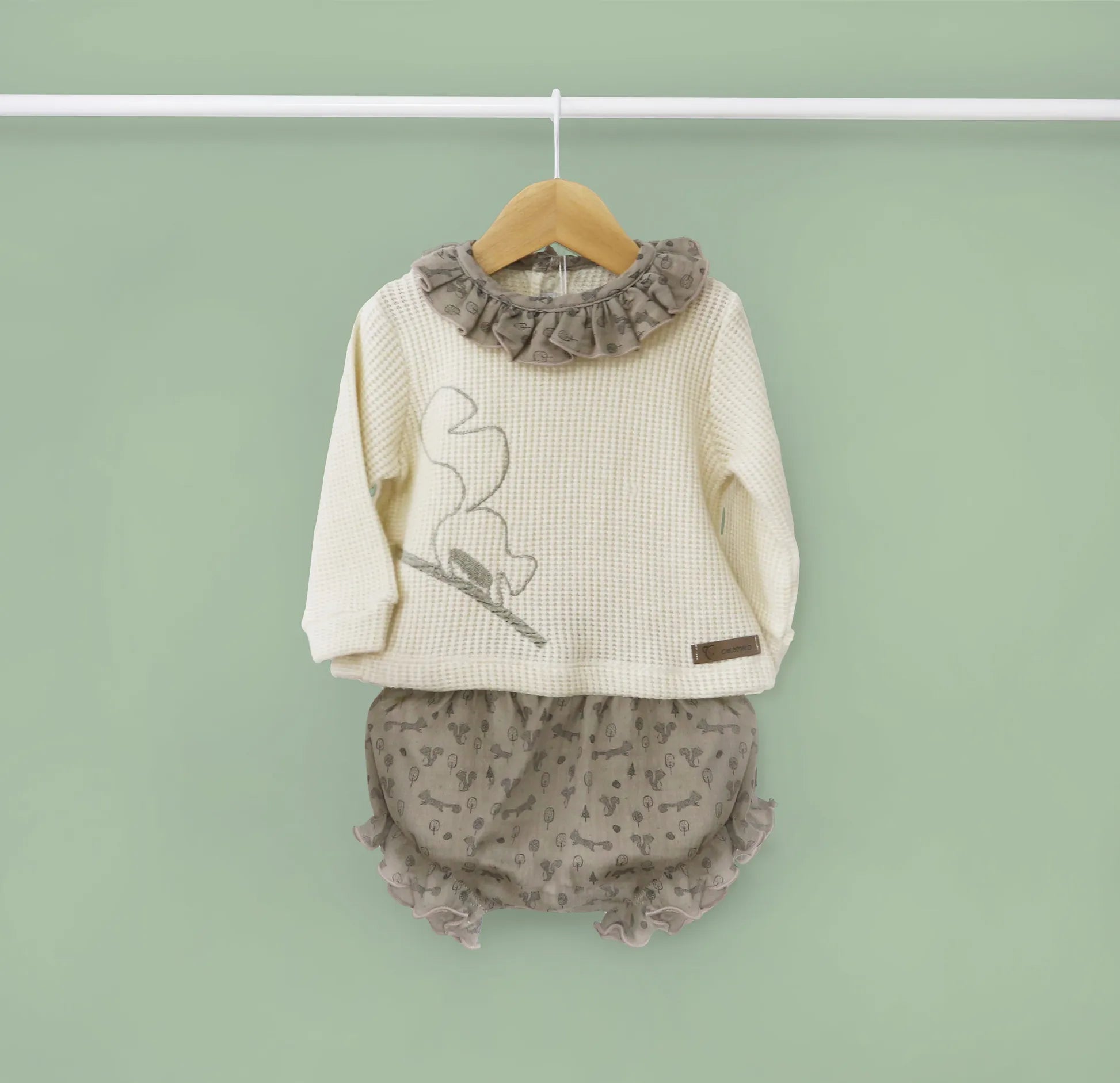 Conjunto de niña de camiseta color perla con volante en el cuello y cubrepañal gris