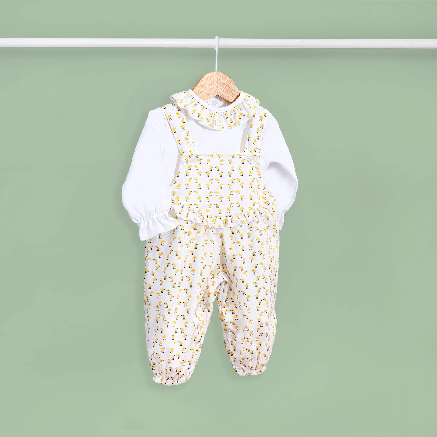 Conjunto de niña de peto y camiseta con estampado de pollitos amarillo
