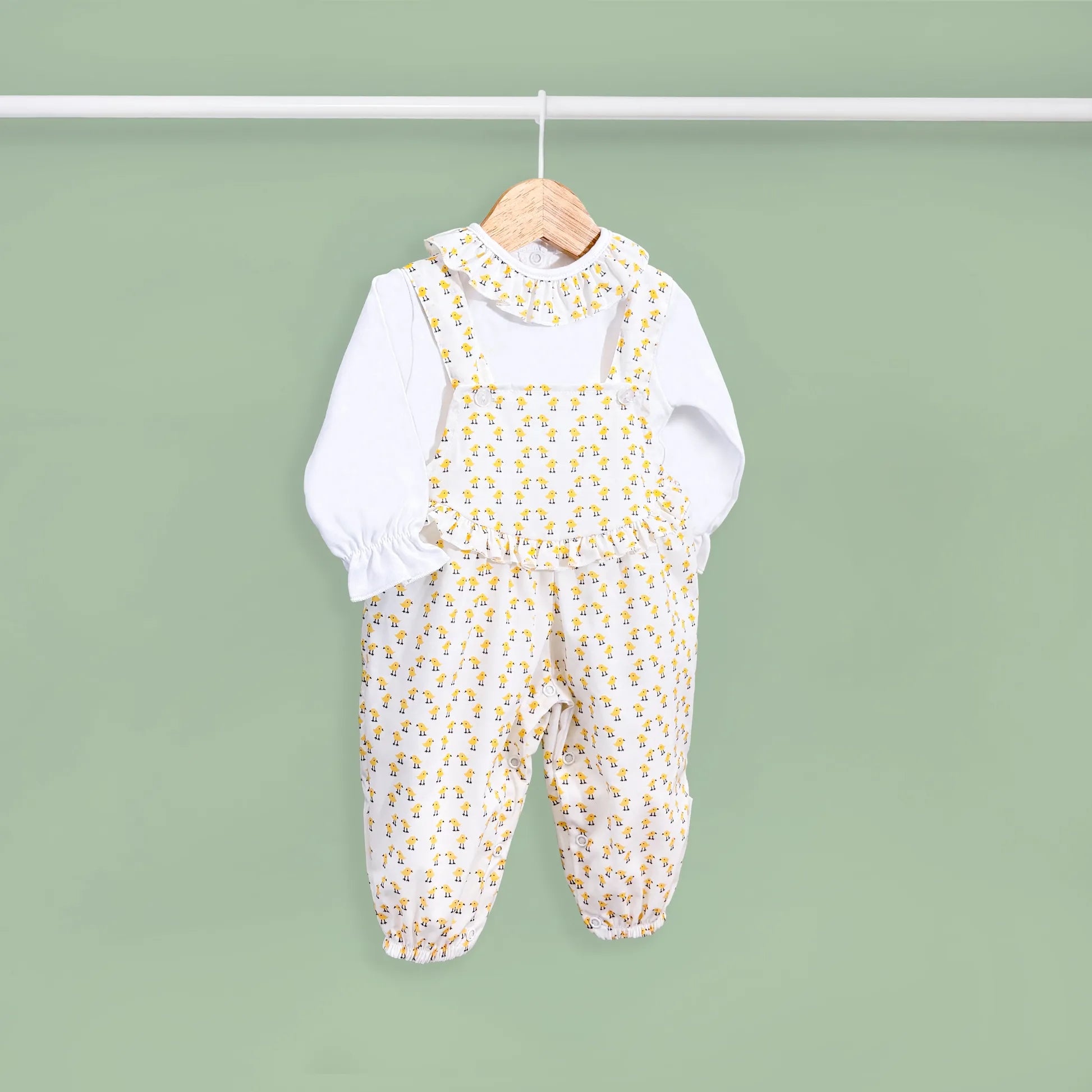Conjunto de niña de peto y camiseta con estampado de pollitos amarillo