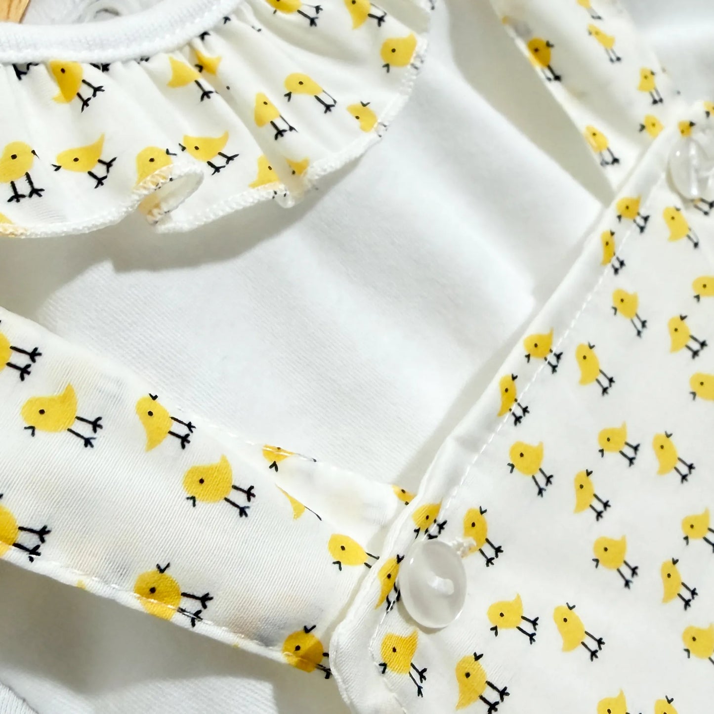Detalles de conjunto de niña de peto y camiseta con estampado de pollitos amarillo