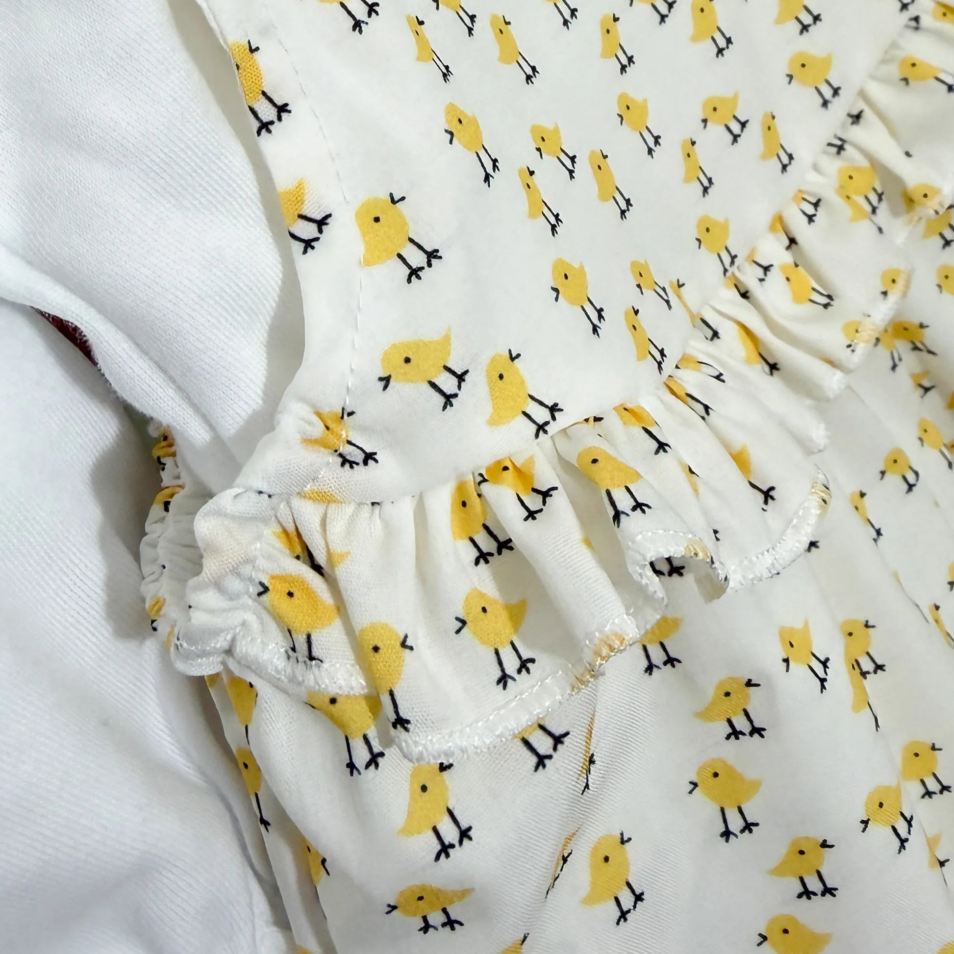Detalles de conjunto de niña de peto y camiseta con estampado de pollitos amarillo