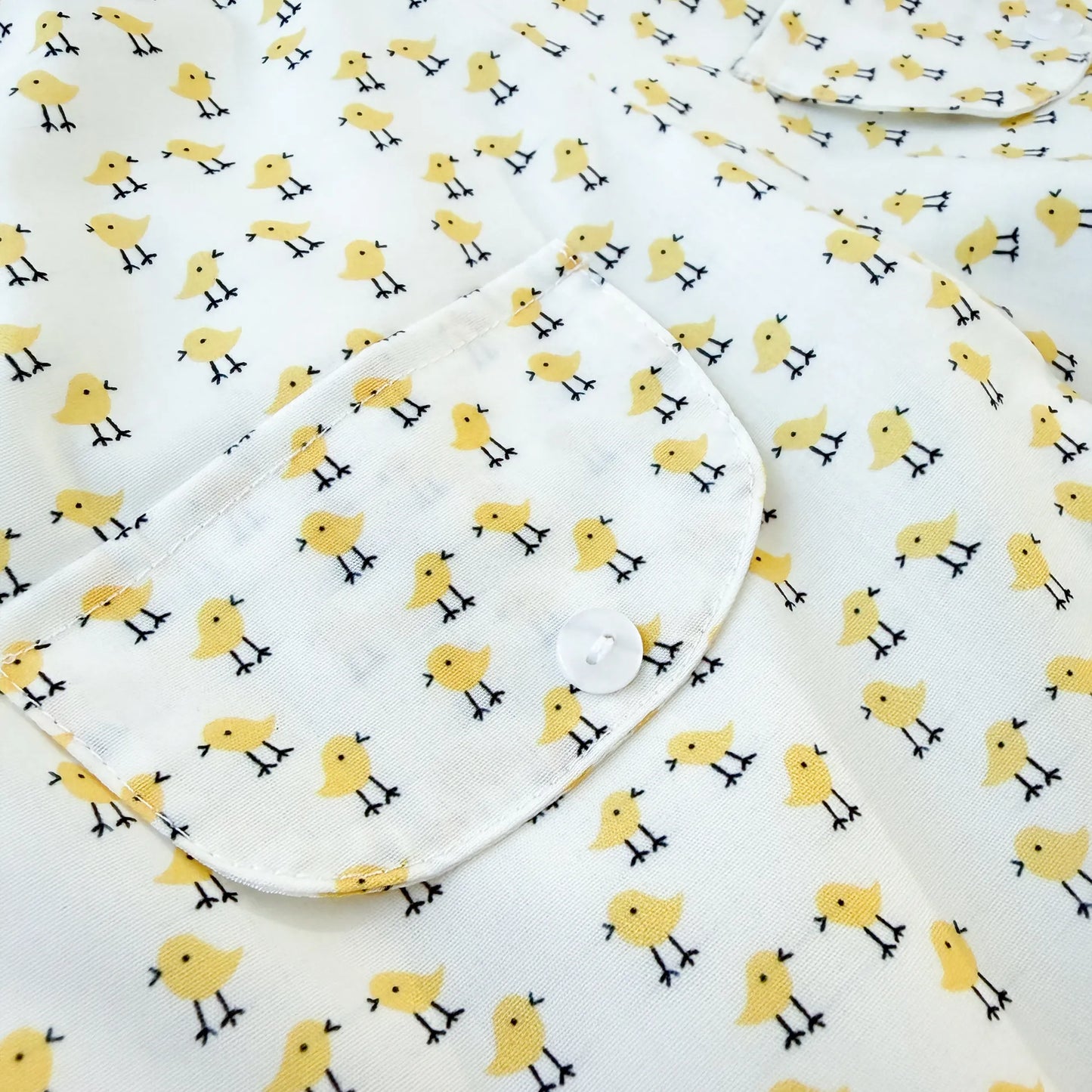 Detalles de conjunto de niña de peto y camiseta con estampado de pollitos amarillo