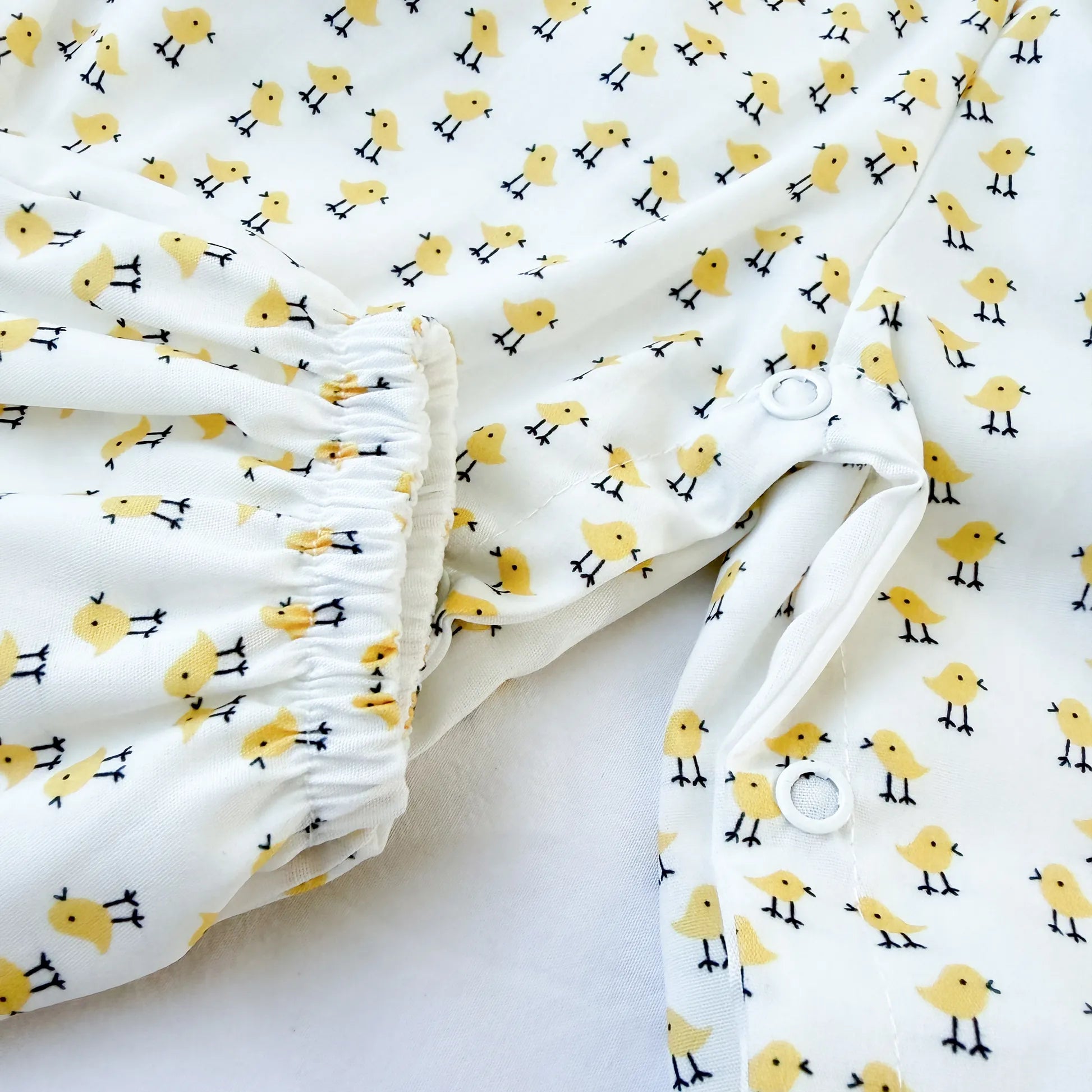 Detalles de conjunto de niña de peto y camiseta con estampado de pollitos amarillo