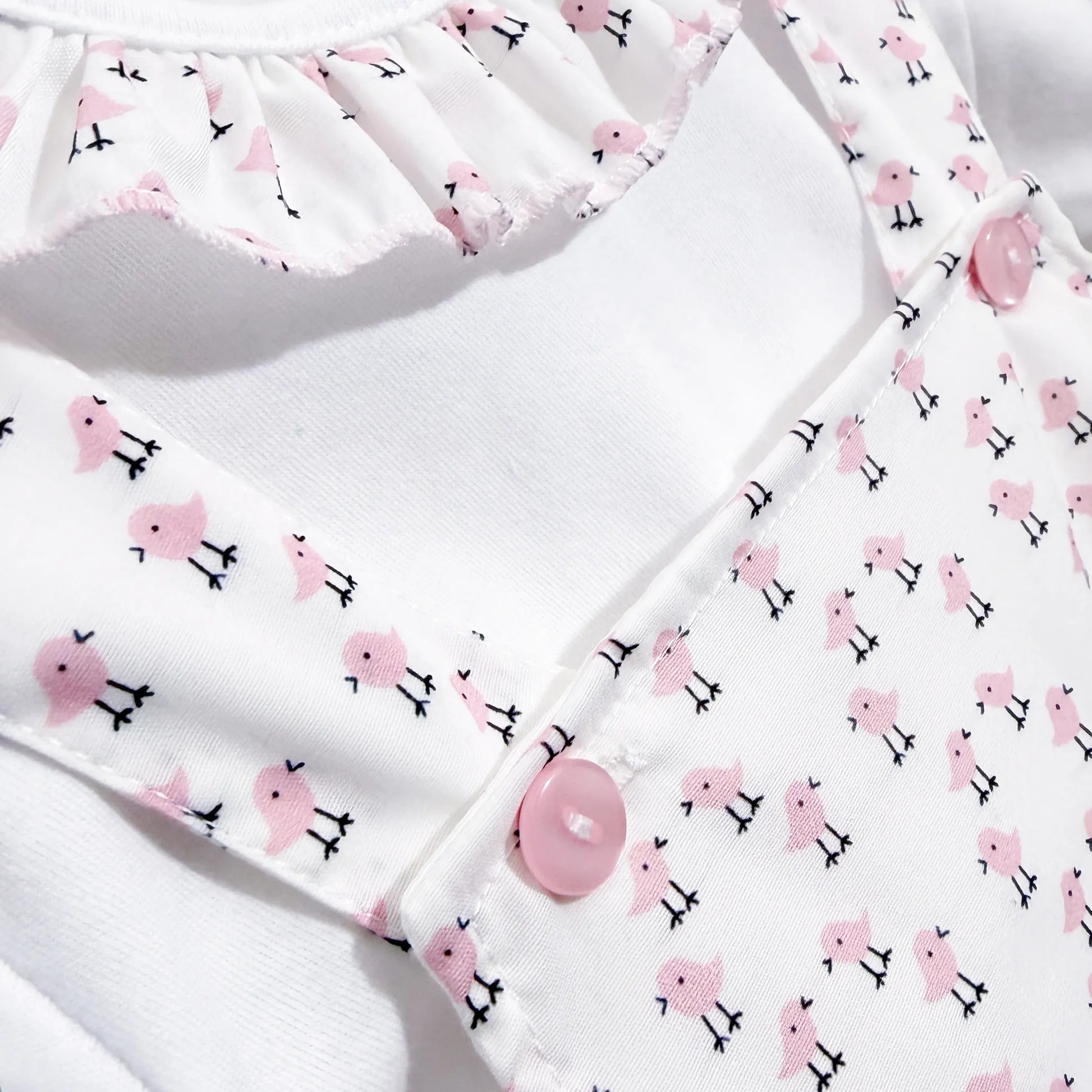 Detalles de conjunto de niña de peto y camiseta con estampado de pollitos rosa