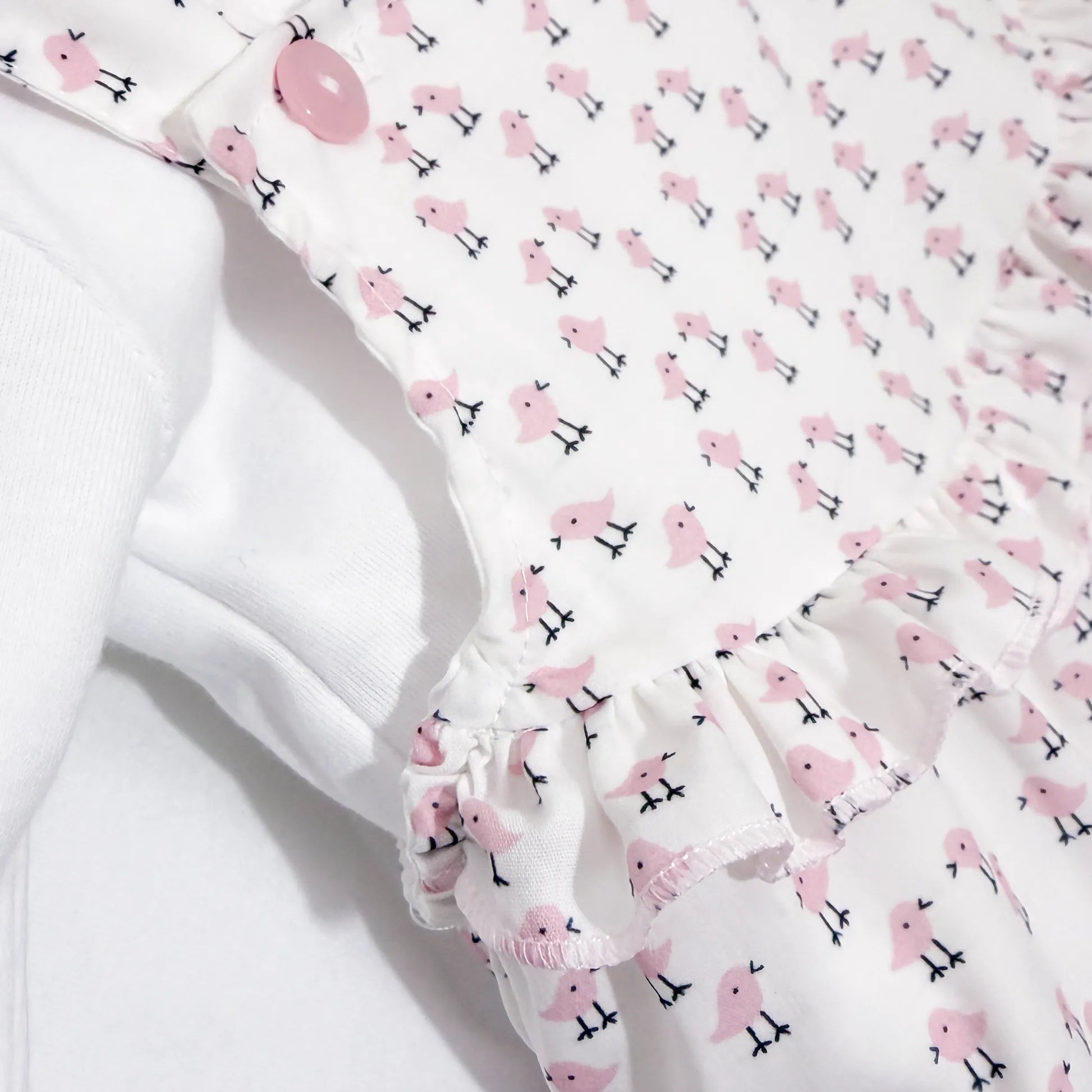Detalles de conjunto de niña de peto y camiseta con estampado de pollitos rosa