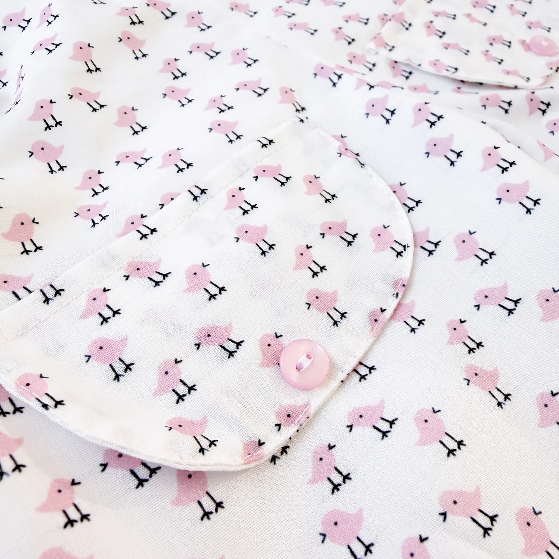 Detalles de conjunto de niña de peto y camiseta con estampado de pollitos rosa