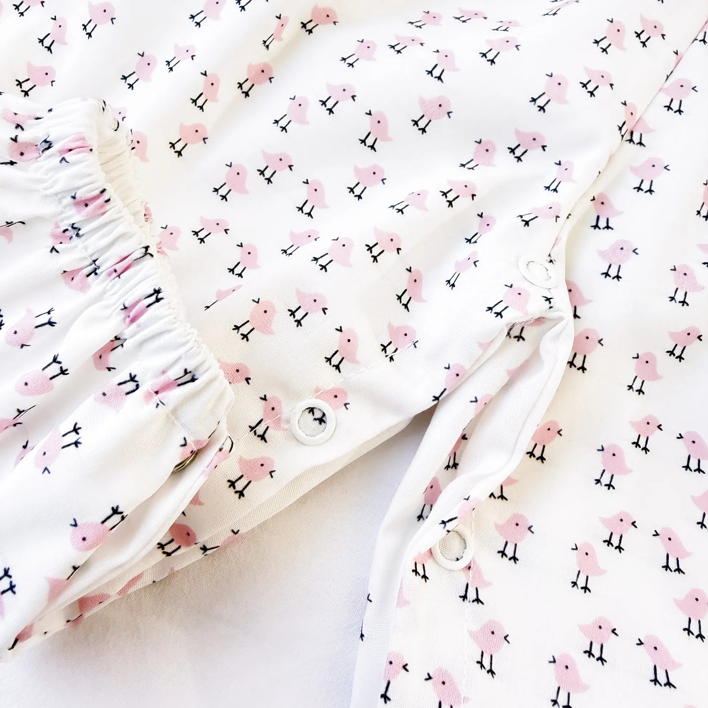 Detalles de conjunto de niña de peto y camiseta con estampado de pollitos rosa