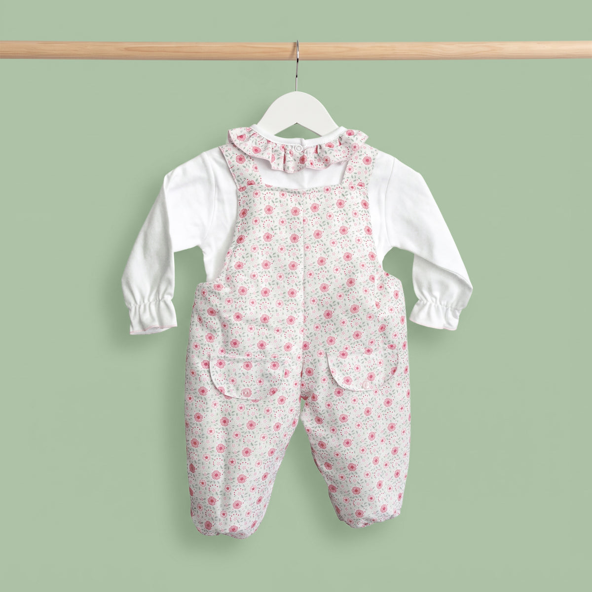 Conjunto de menina de jardineira com folho com padrão florido e camisola cardada rosa
