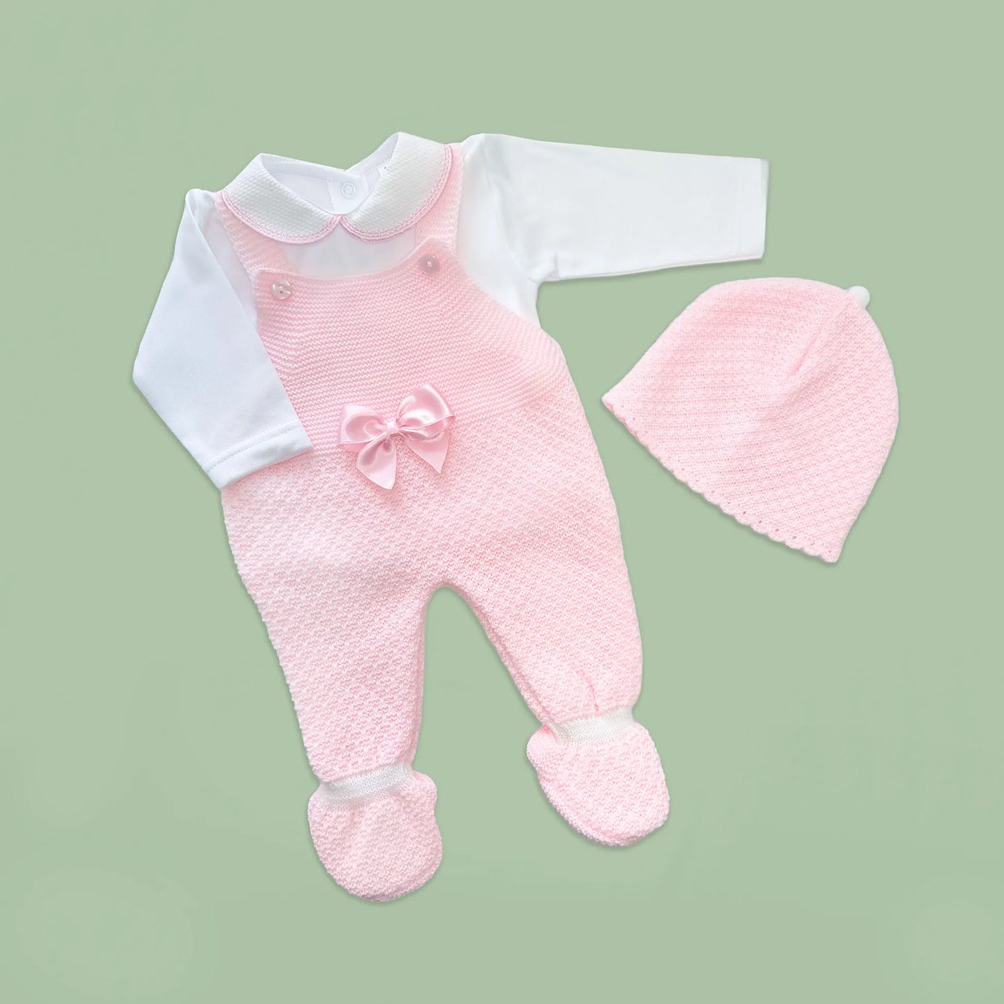 Conjunto de ni�a de peto con lazo, camiseta y gorro con pomp�n en tricot rosa