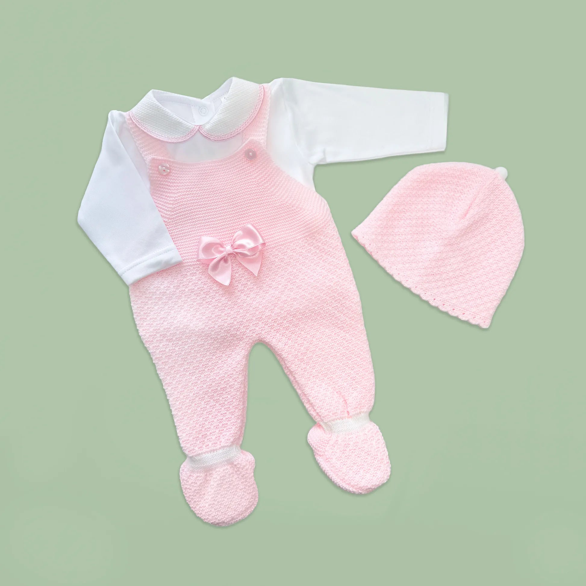 Conjunto de ni�a de peto con lazo, camiseta y gorro con pomp�n en tricot rosa