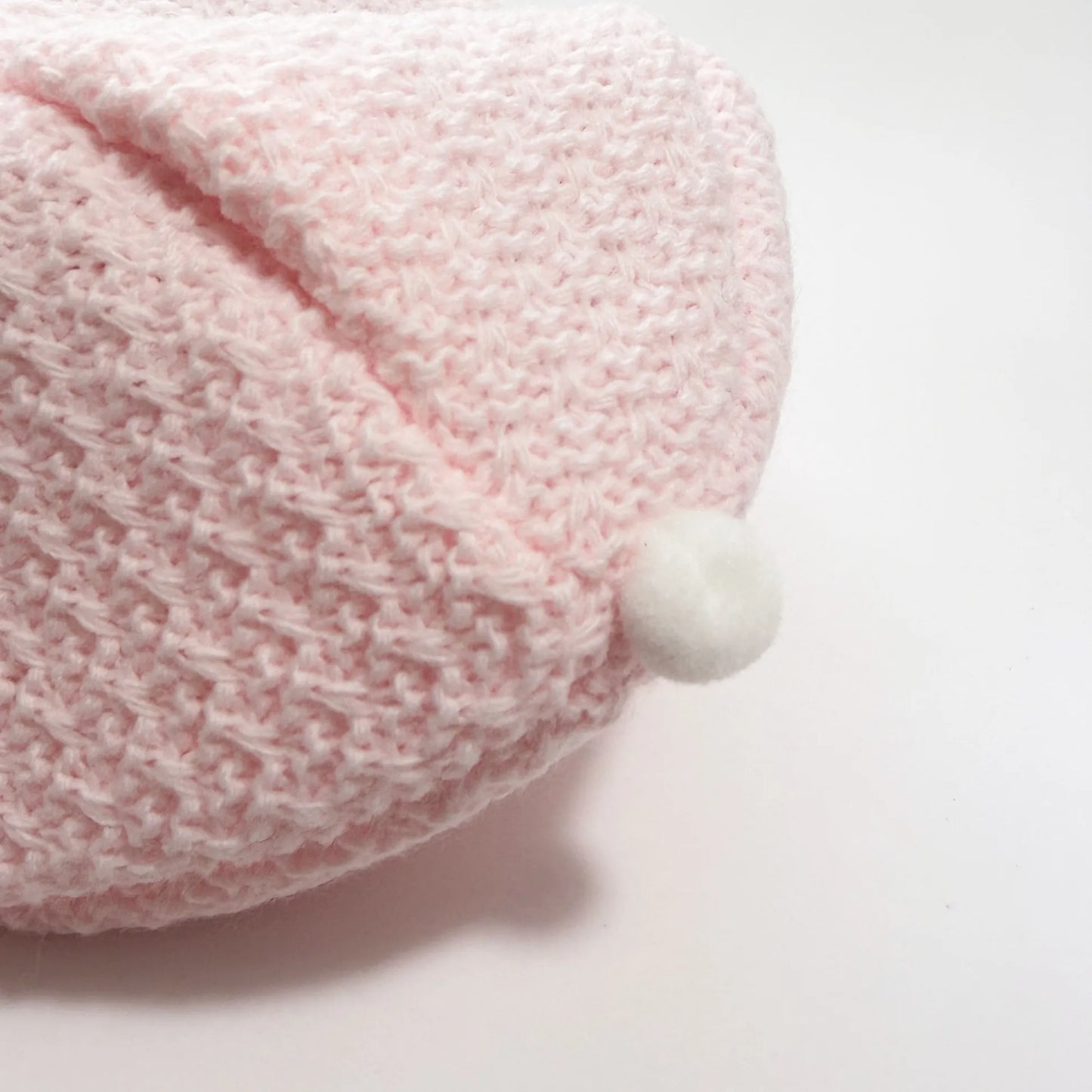 Detalle de conjunto de ni�a de peto con lazo, camiseta y gorro con pomp�n en tricot rosa
