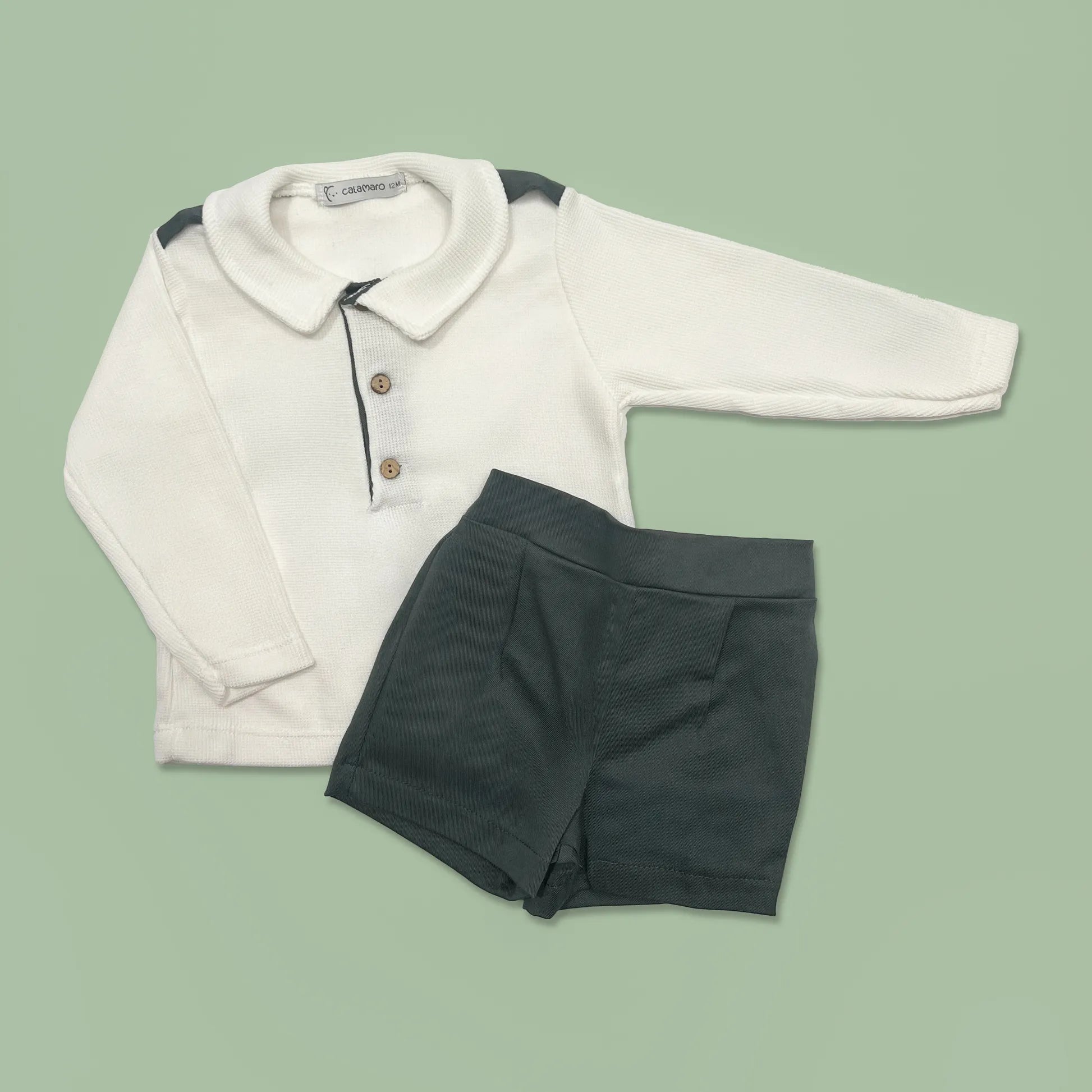 Conjunto de niño de camiseta color crudo con botones y pantalón corto de tela verde